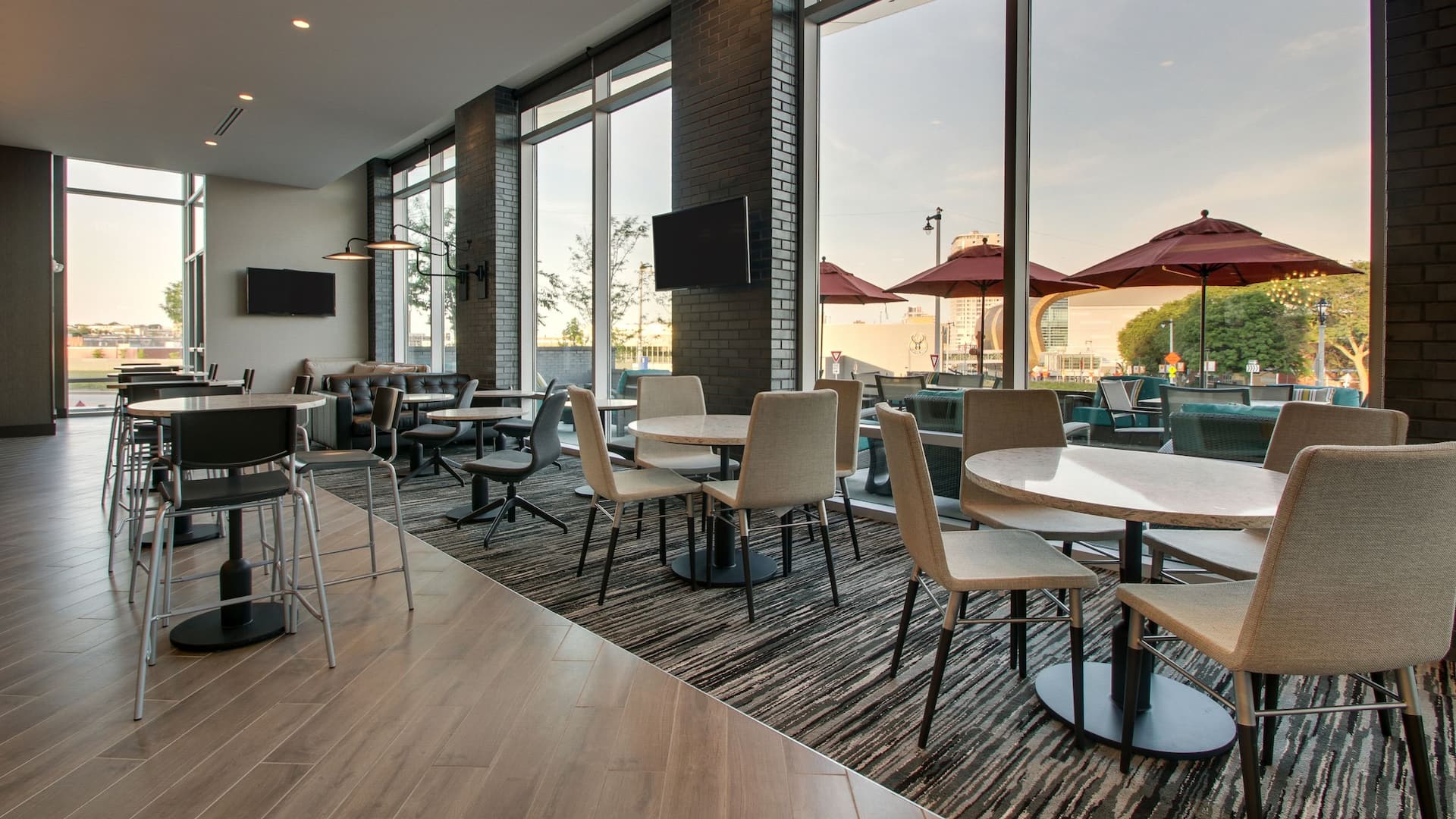 Hyatt Place Milwaukee Downtown Full Lounge