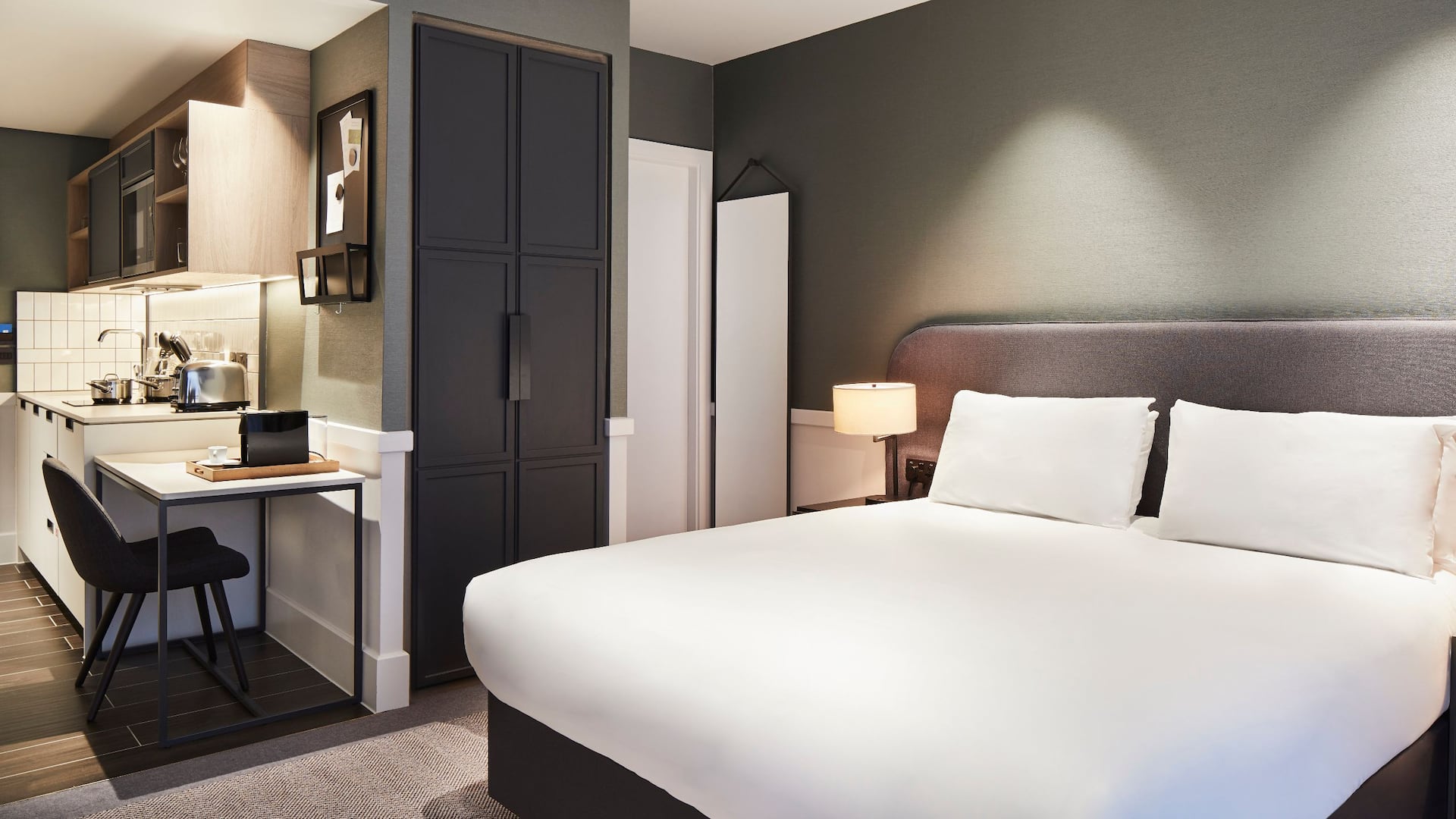 Hyatt House Manchester Queen Guestroom