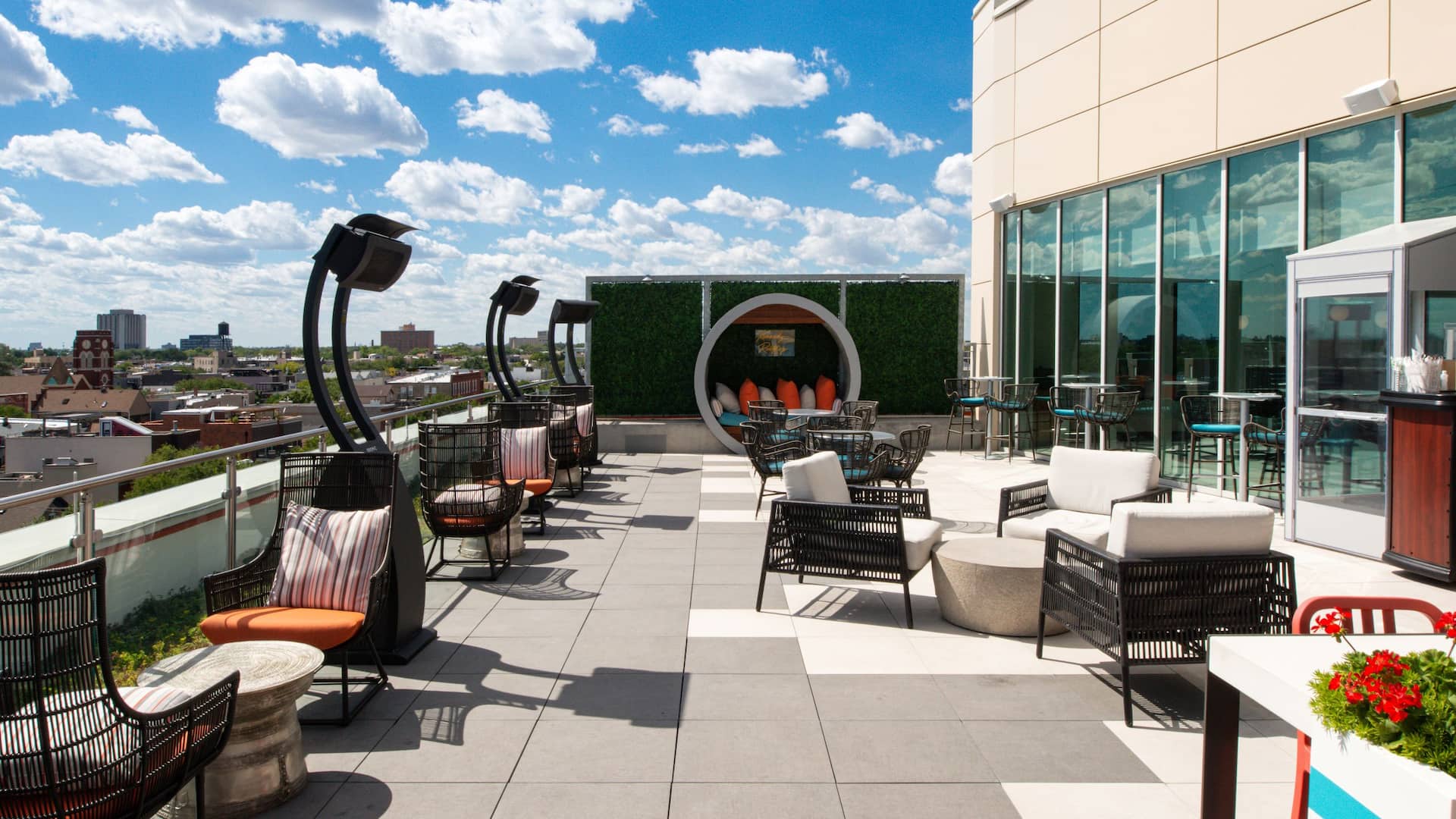 Hyatt Place Chicago / Wicker Park Rooftop Day