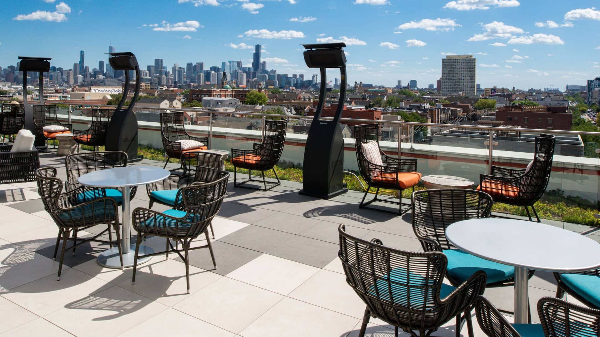 Hyatt Place Chicago / Wicker Park Rooftop Day