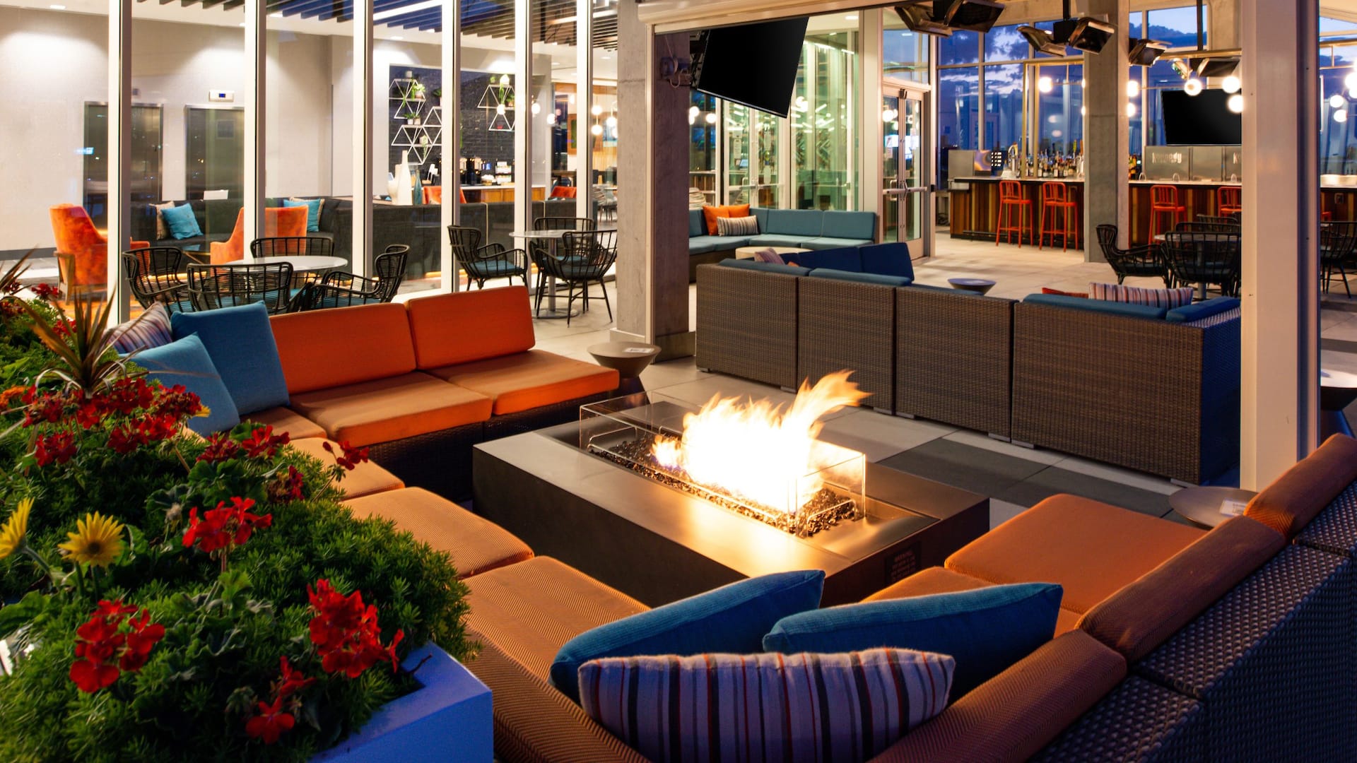 Hyatt Place Chicago / Wicker Park Rooftop Night