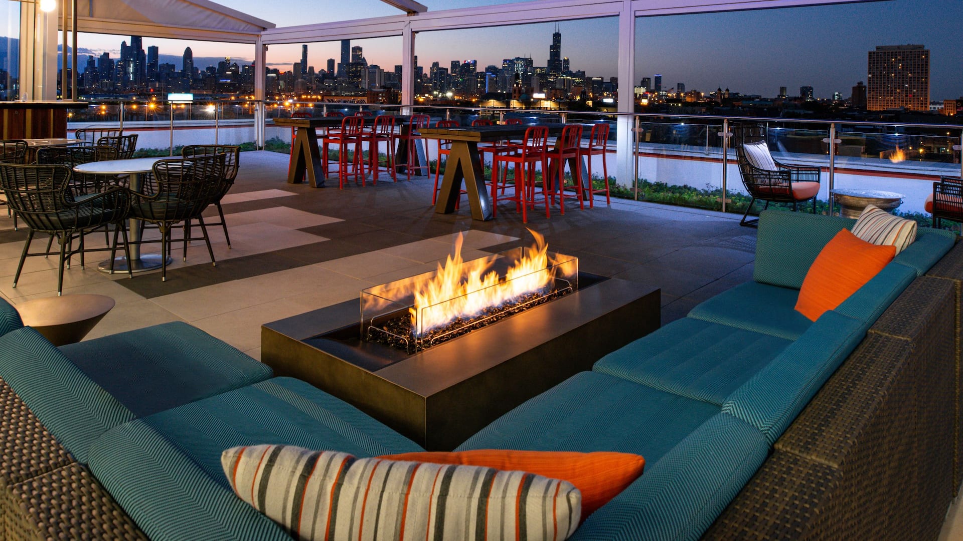 Hyatt Place Chicago / Wicker Park Rooftop Night