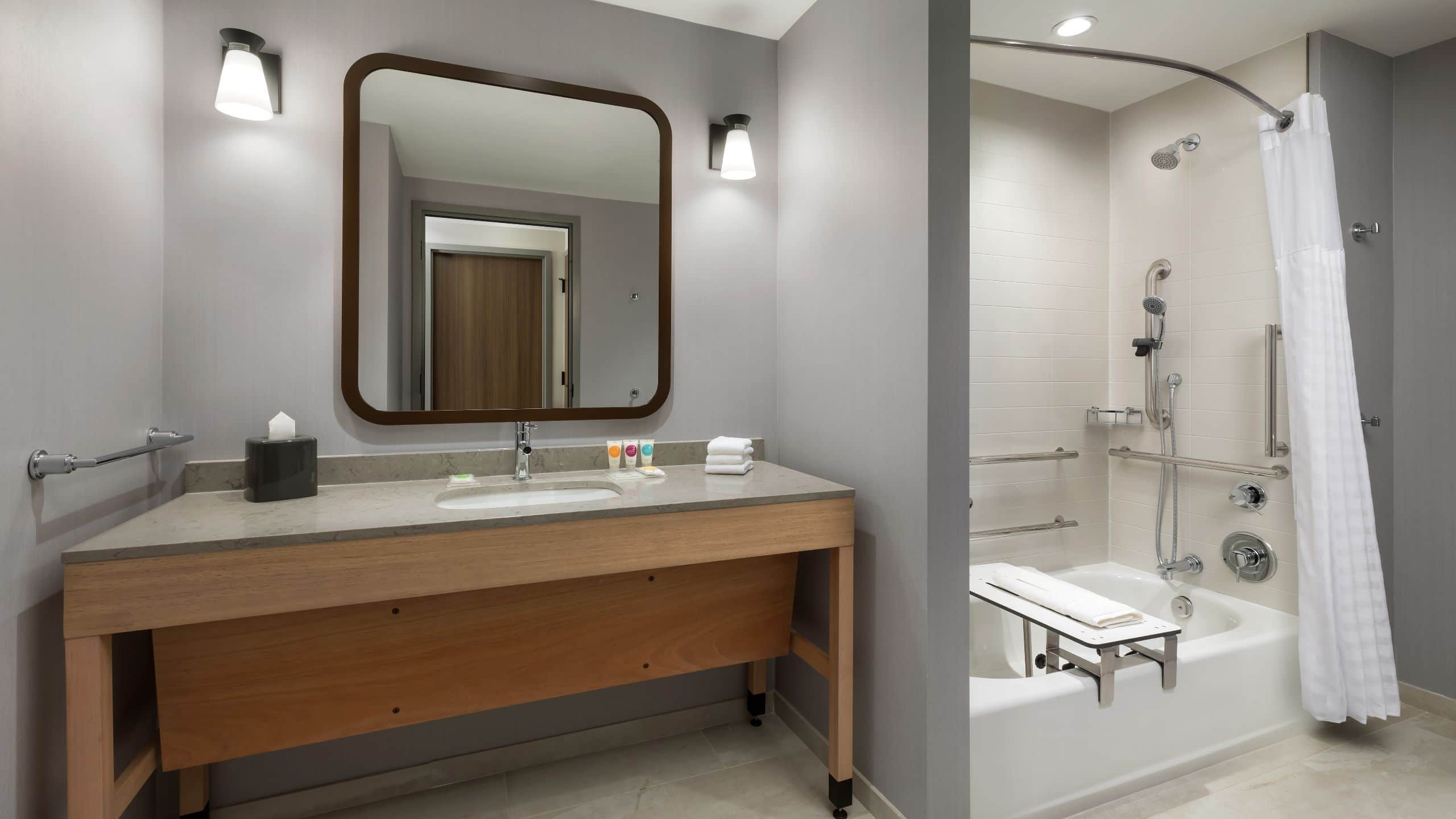 Hyatt Place National Harbor Accessible Tub Bathroom