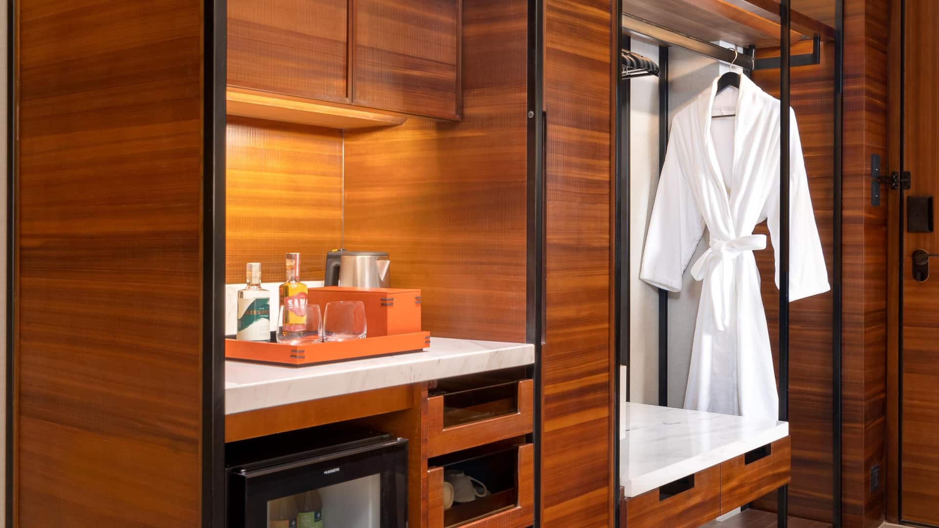 2/2 Hyatt Regency Phnom Penh King Deluxe Closet