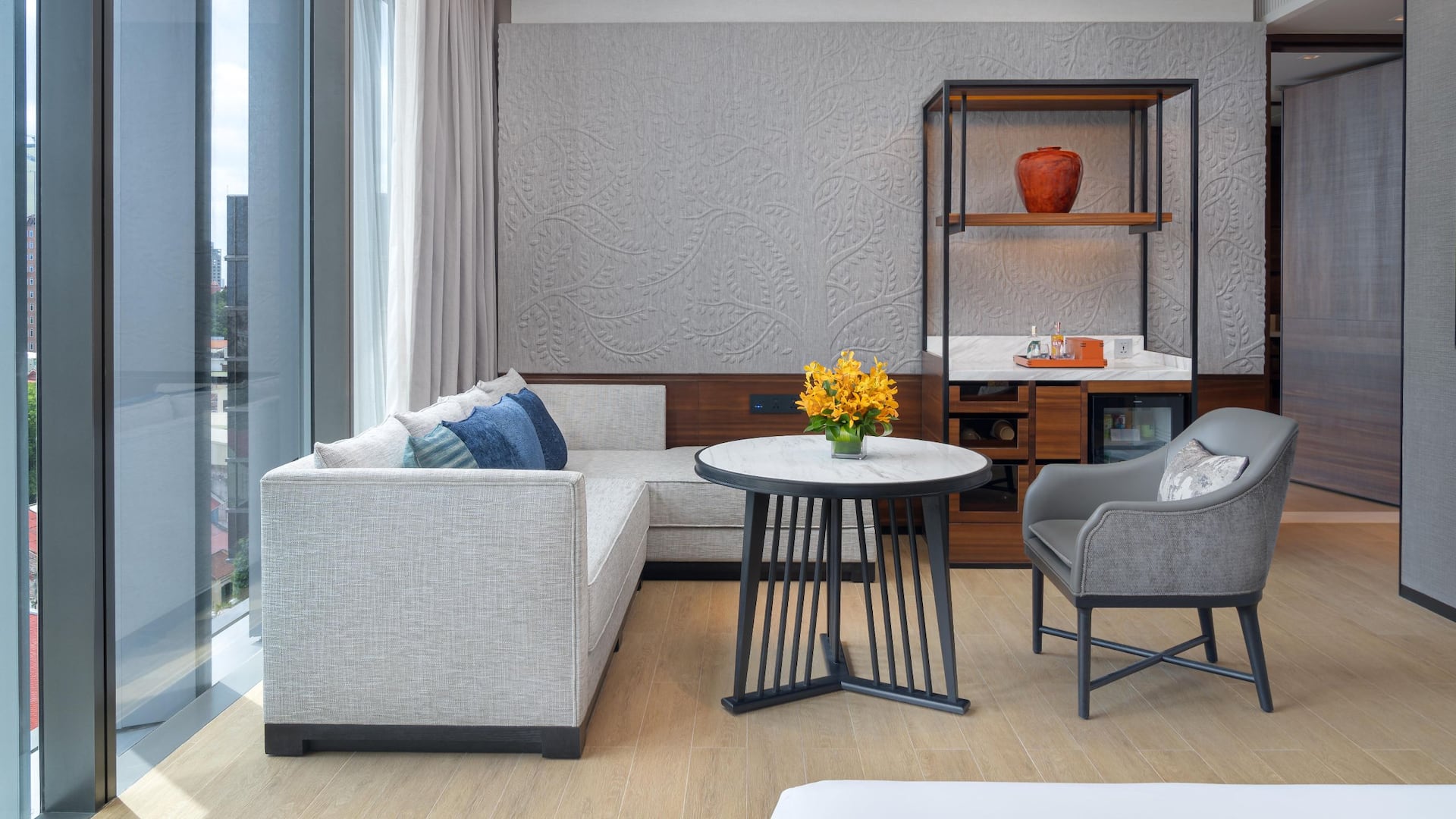 2/2 Hyatt Regency Phnom Penh King Deluxe Living Room