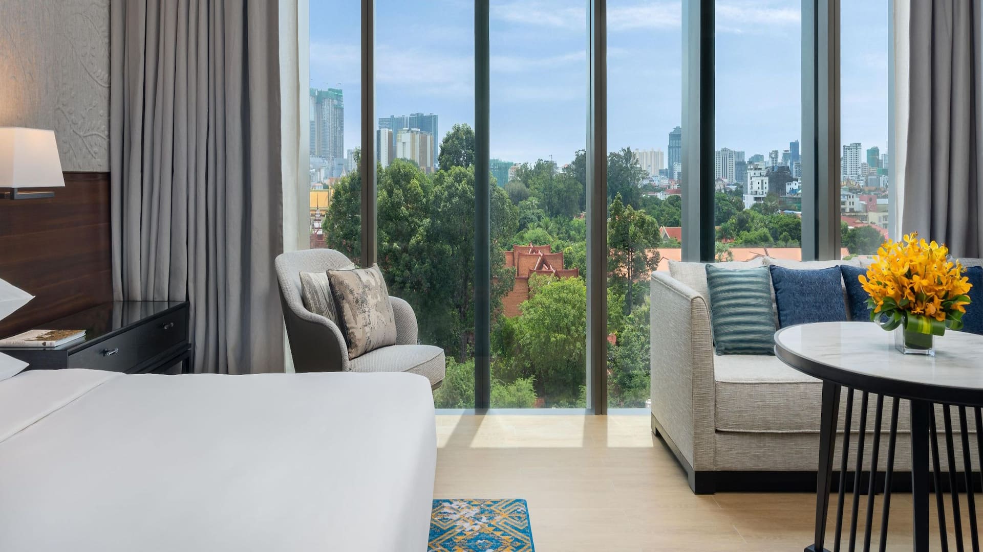 Hyatt Regency Phnom Penh King Palace View Living Room