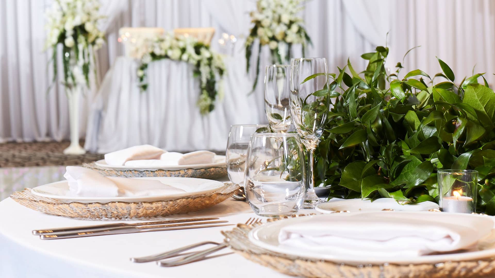 Hyatt Place Toronto/Mississauga Centre Wedding Reception Tables