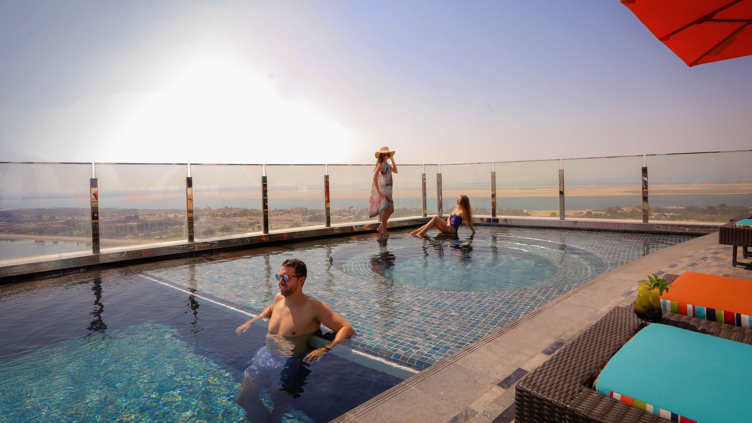Andaz Capital Gate, Abu Dhabi Swimming Pool Lifestyle