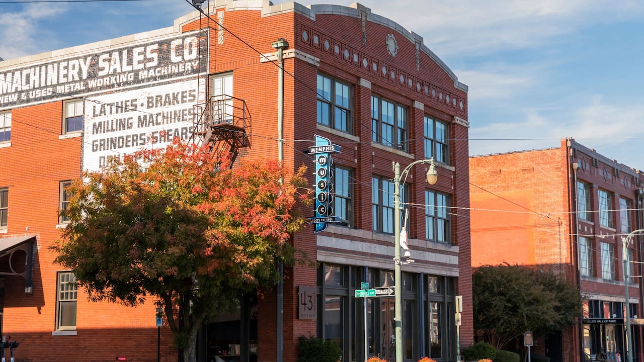 Historic buildings and shops near a Downtown Memphis hotel