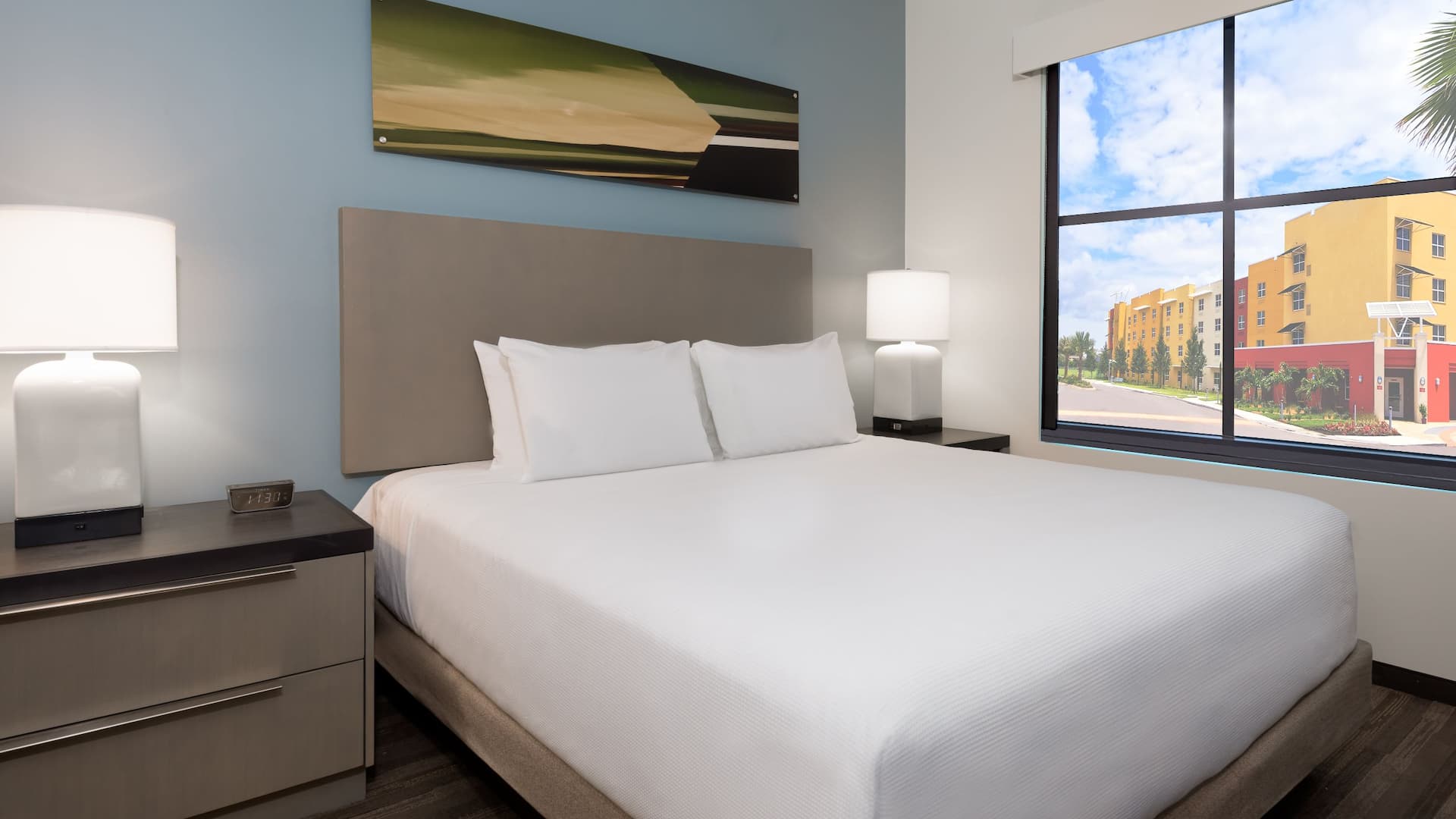 Hyatt House Tampa Airport / Westshore Room Bed