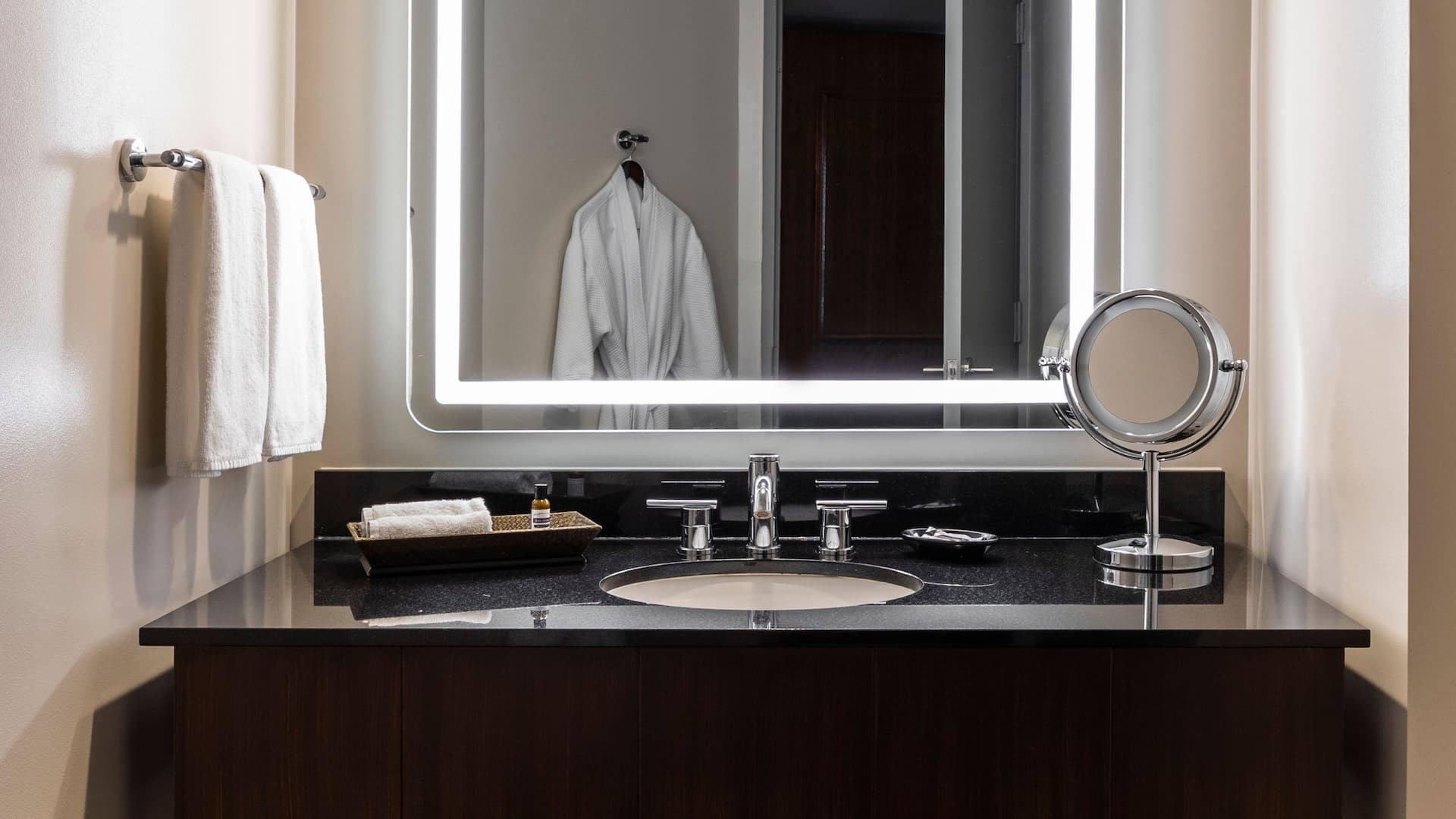 2 of 2 Hyatt Regency Houston Bathroom