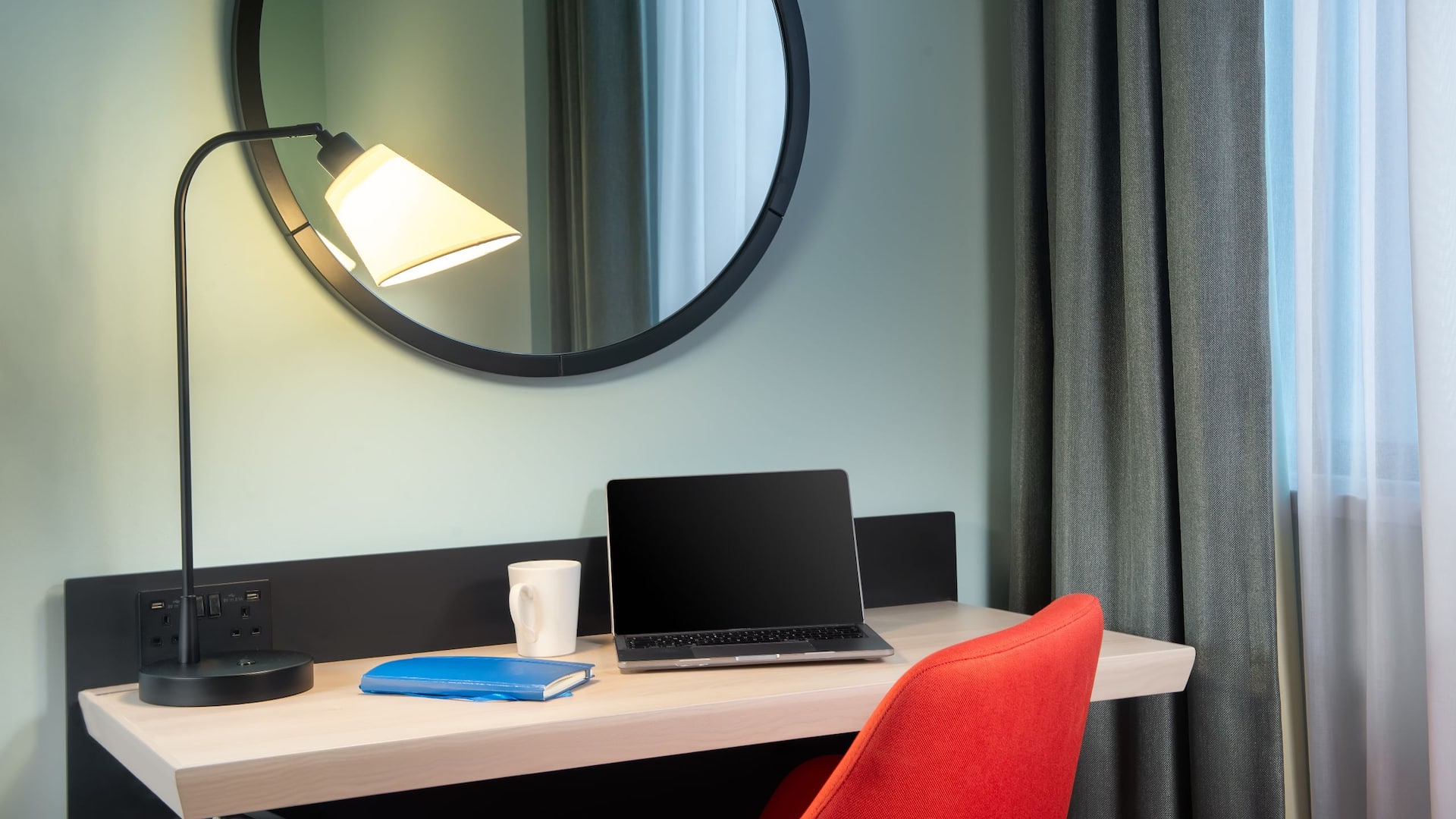 3 de 4 Hyatt Place London City East King Bed Desk Lifestyle