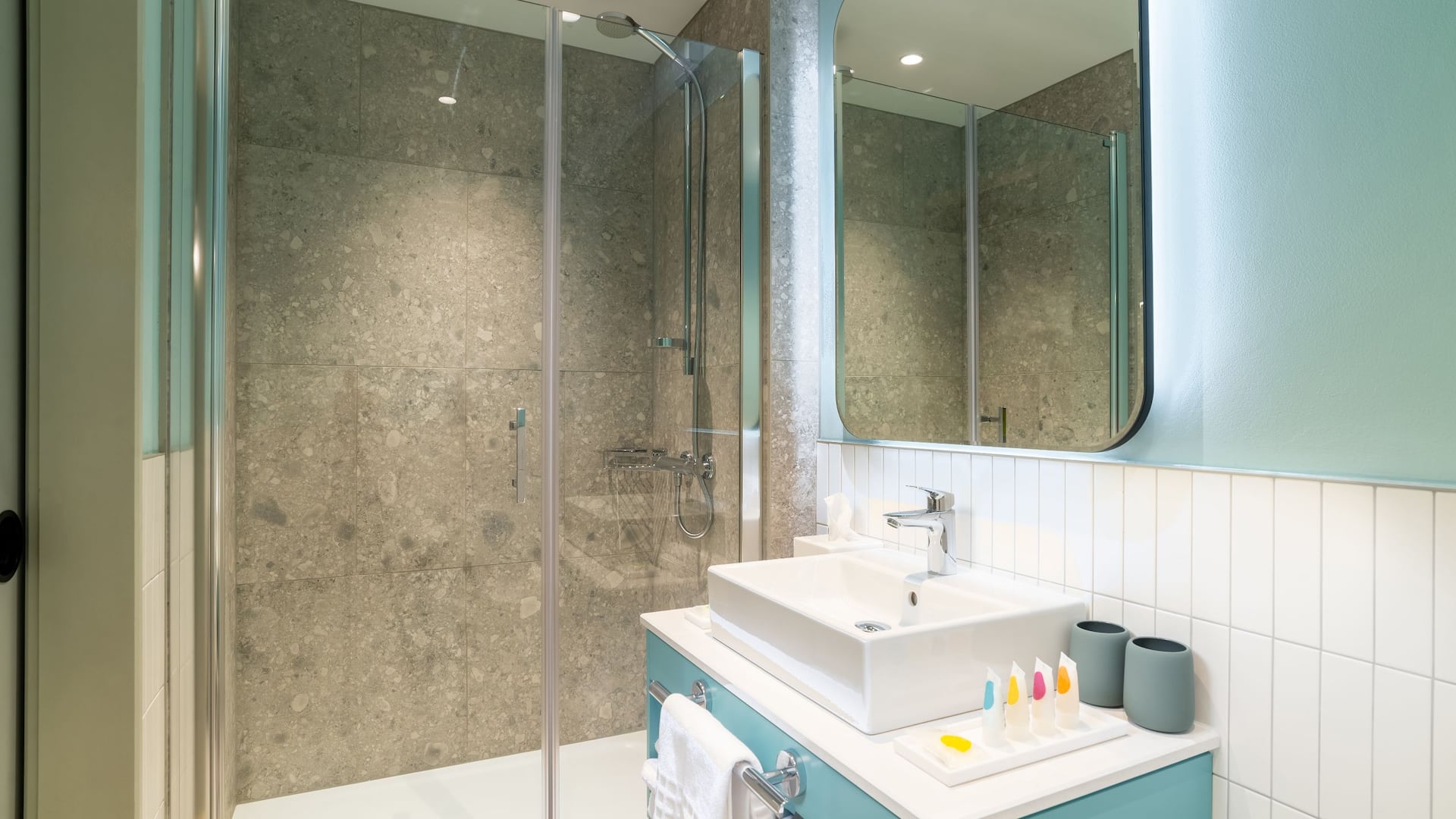 4 de 4 Hyatt Place London City East King Bed Bathroom