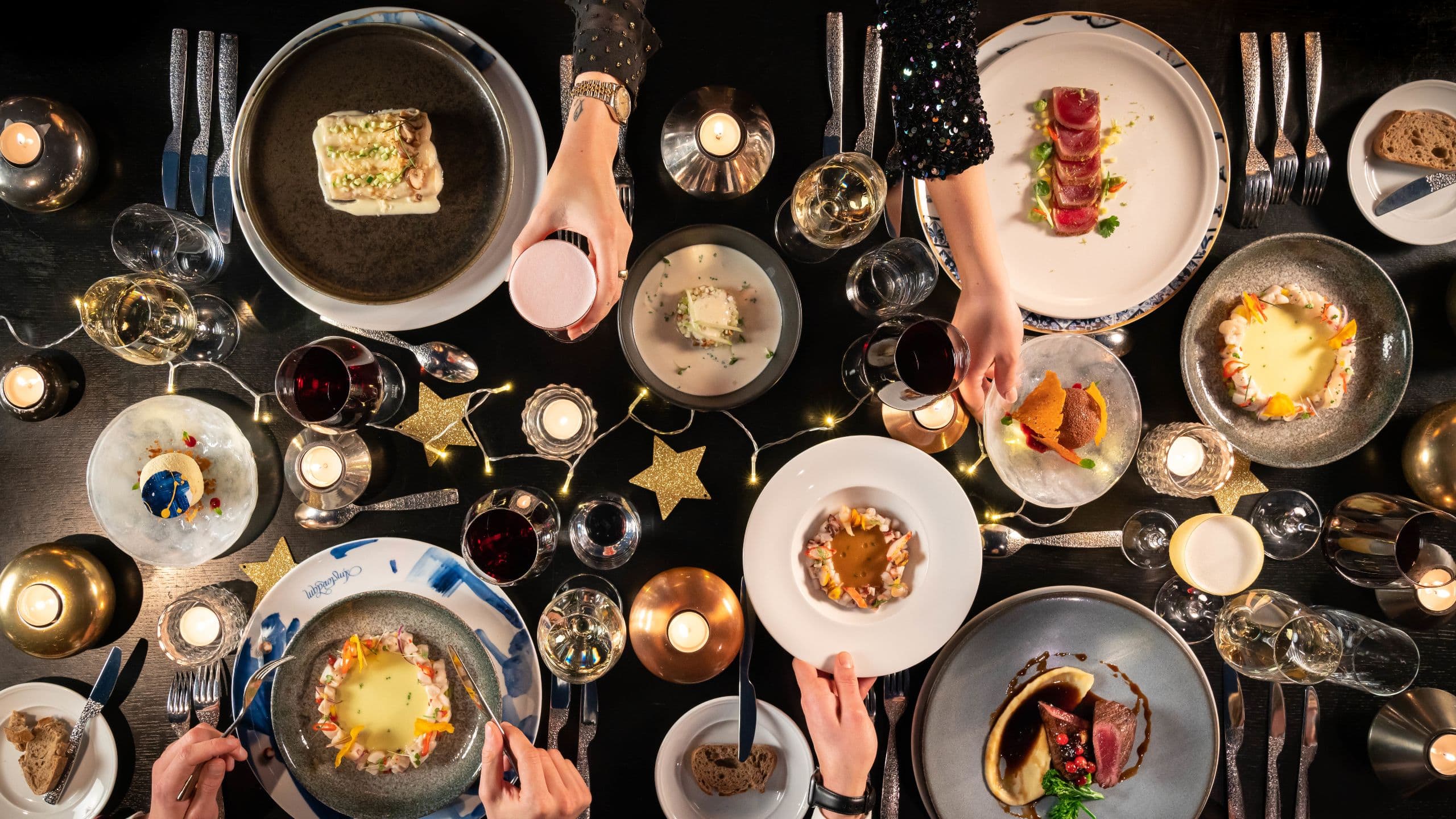 Hyatt Place Dubai Wasl District - Feiern Sie den letzten Tag des Jahres 2024 mit einem Fünf-Gänge-Menü unter den Sternen.