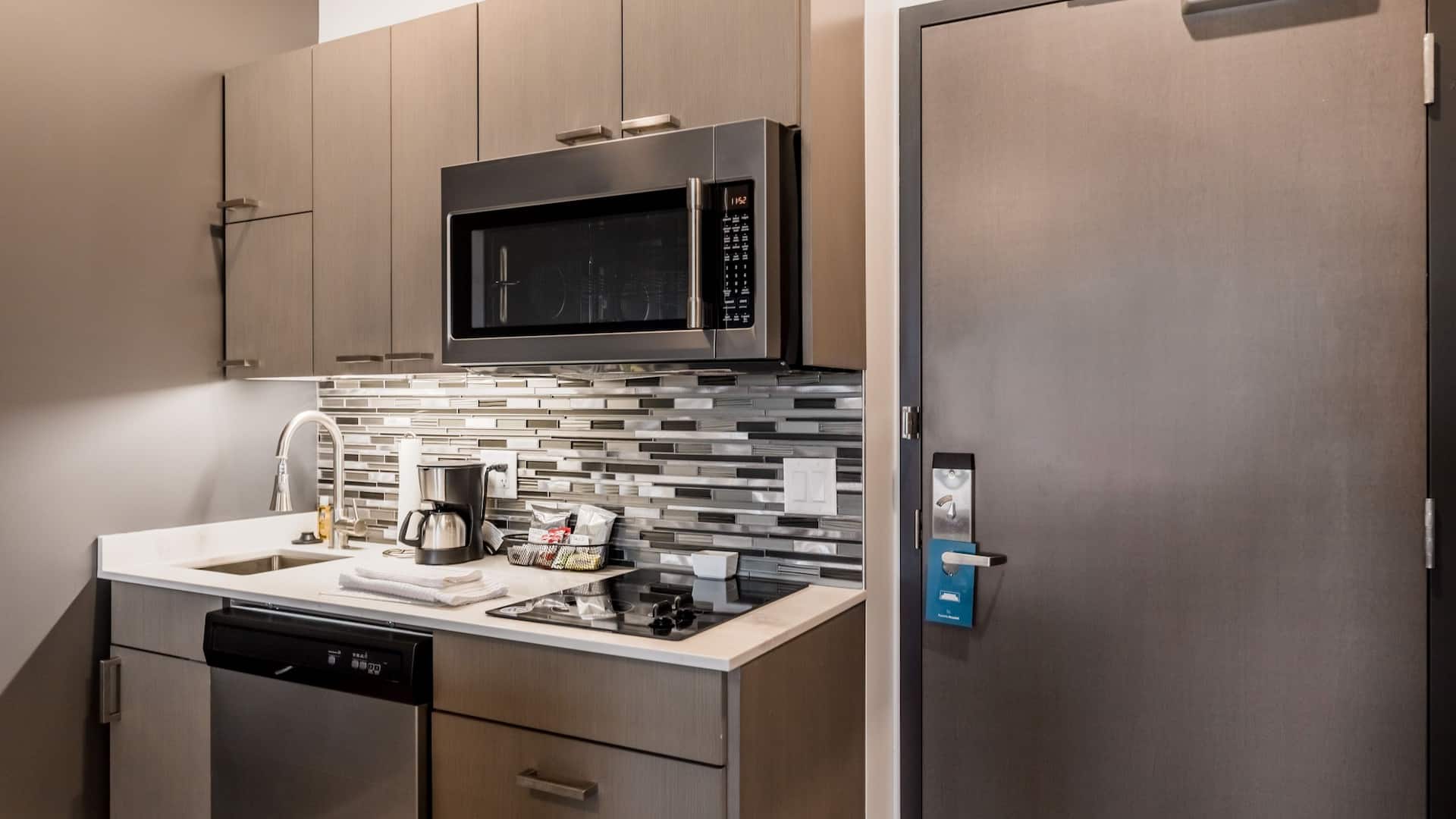 Hyatt House Winnipeg-South/Outlet Collection One Bedroom King Suite Kitchen