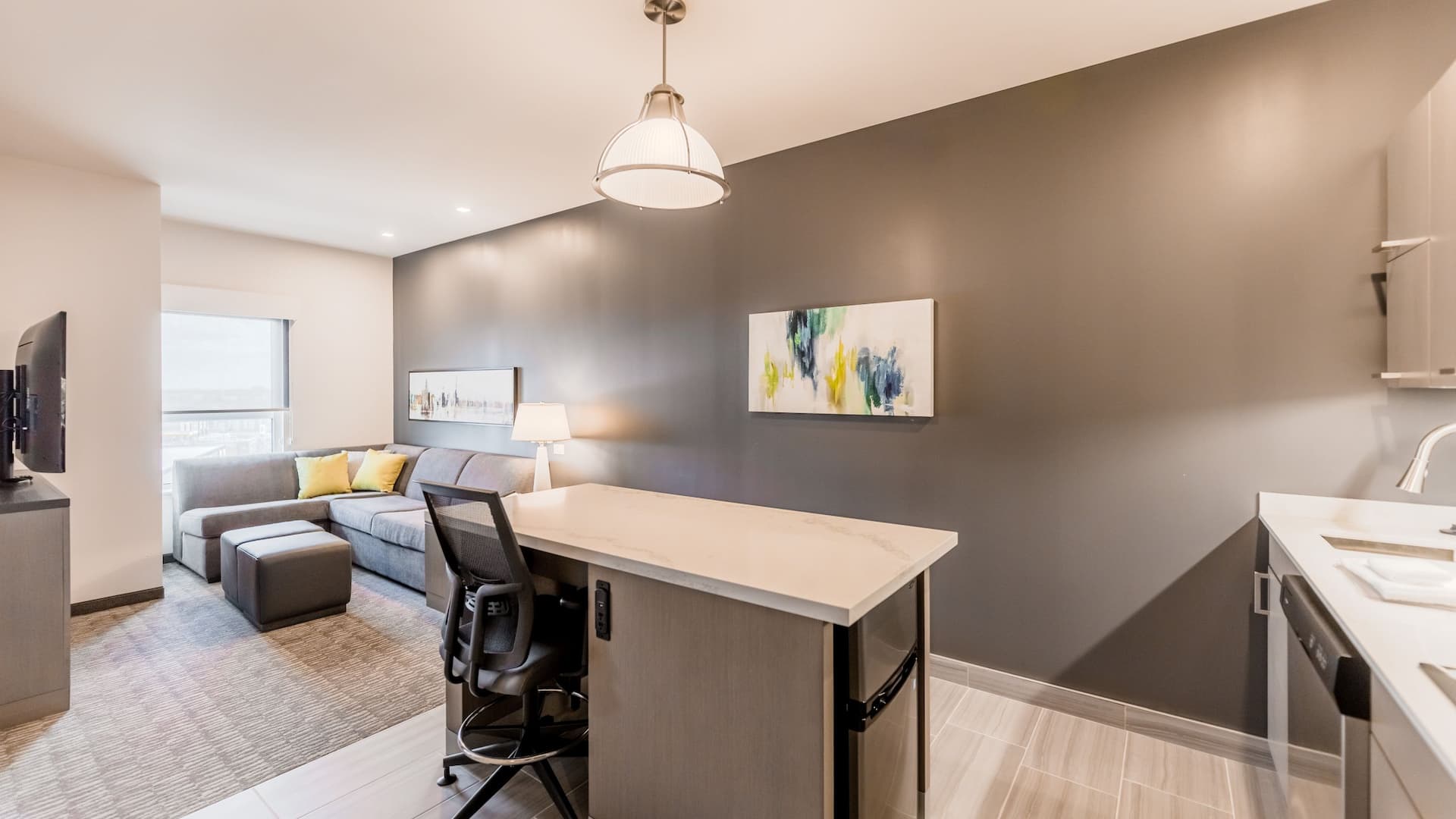 2 de 4 Hyatt House Winnipeg-South/Outlet Collection One Bedroom King Suite Living Room
