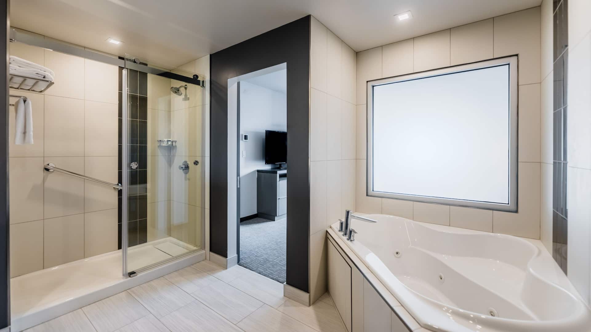 4 de 4 Hyatt House Winnipeg-South/Outlet Collection One Bed Spa Suite Bathroom