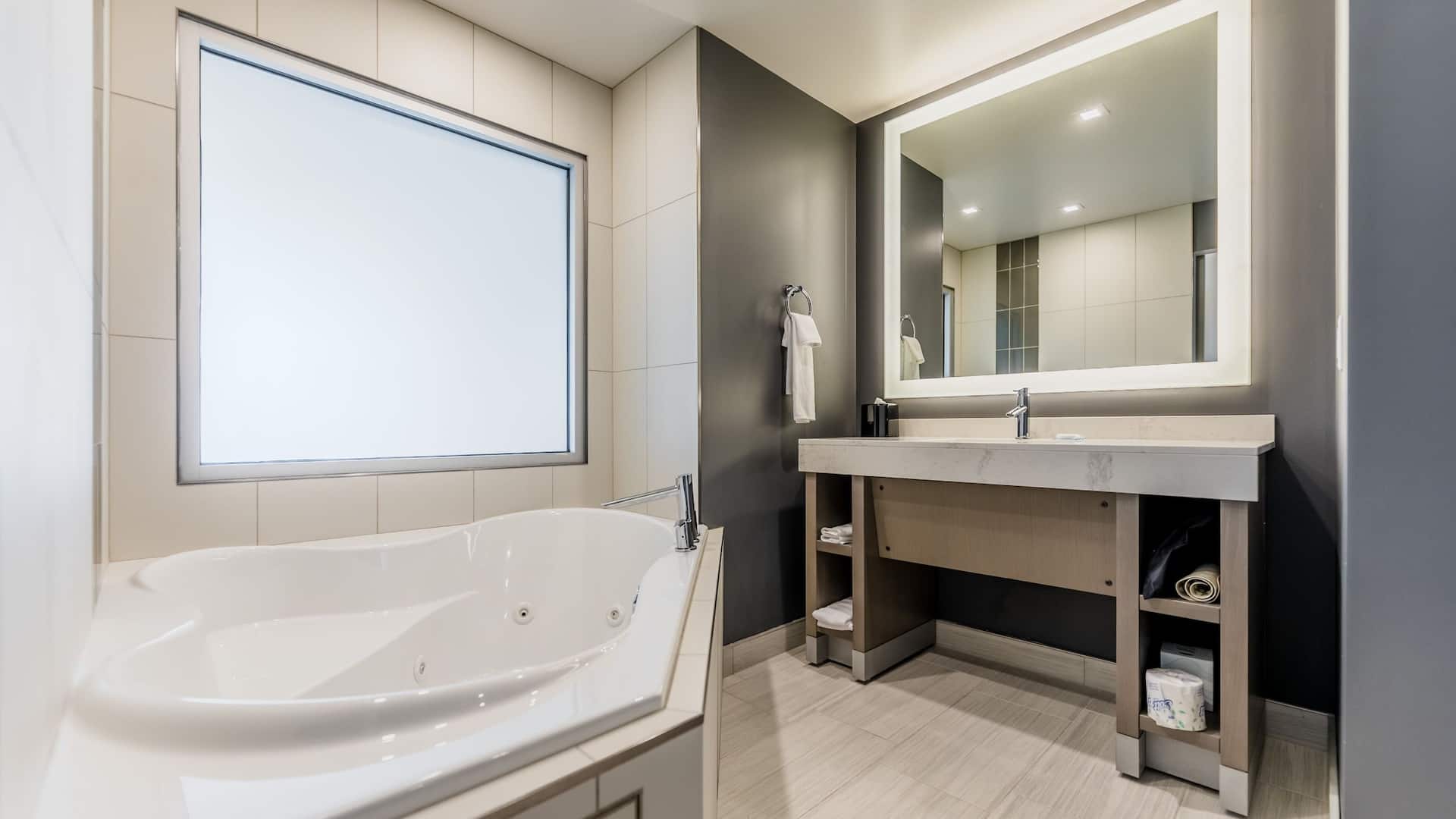 2 de 2 Hyatt House Winnipeg-South/Outlet Collection Spa Suite Bathroom