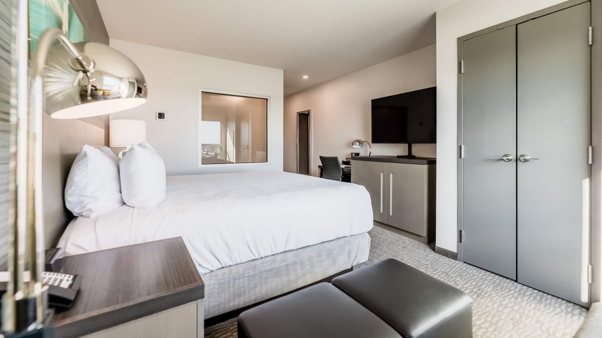 Hyatt House Winnipeg-South/Outlet Collection Spa Suite Den