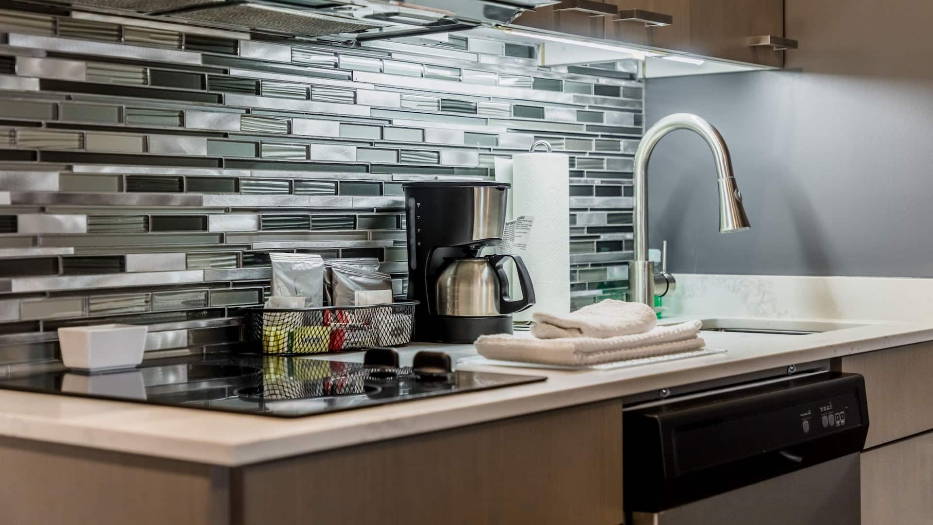3 de 4 Hyatt House Winnipeg-South/Outlet Collection Studio Kitchen