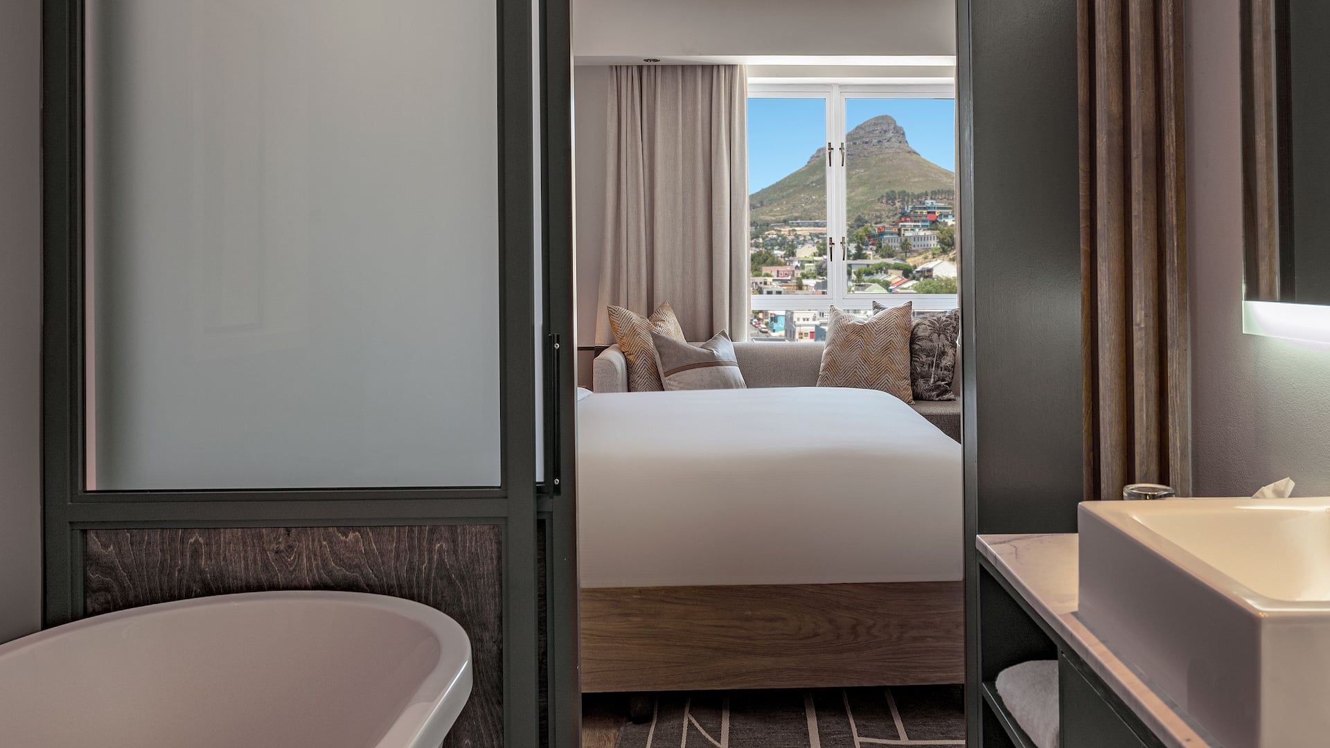 3 de 5 Hyatt Regency Cape Town King Bed with Table Mountain View Bathroom