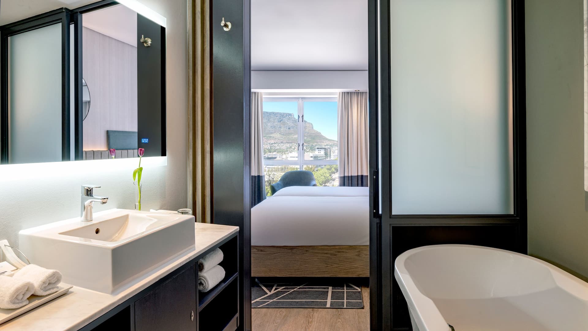 2 de 5 Hyatt Regency Cape Town Twin Bed with Table Mountain View Bathroom