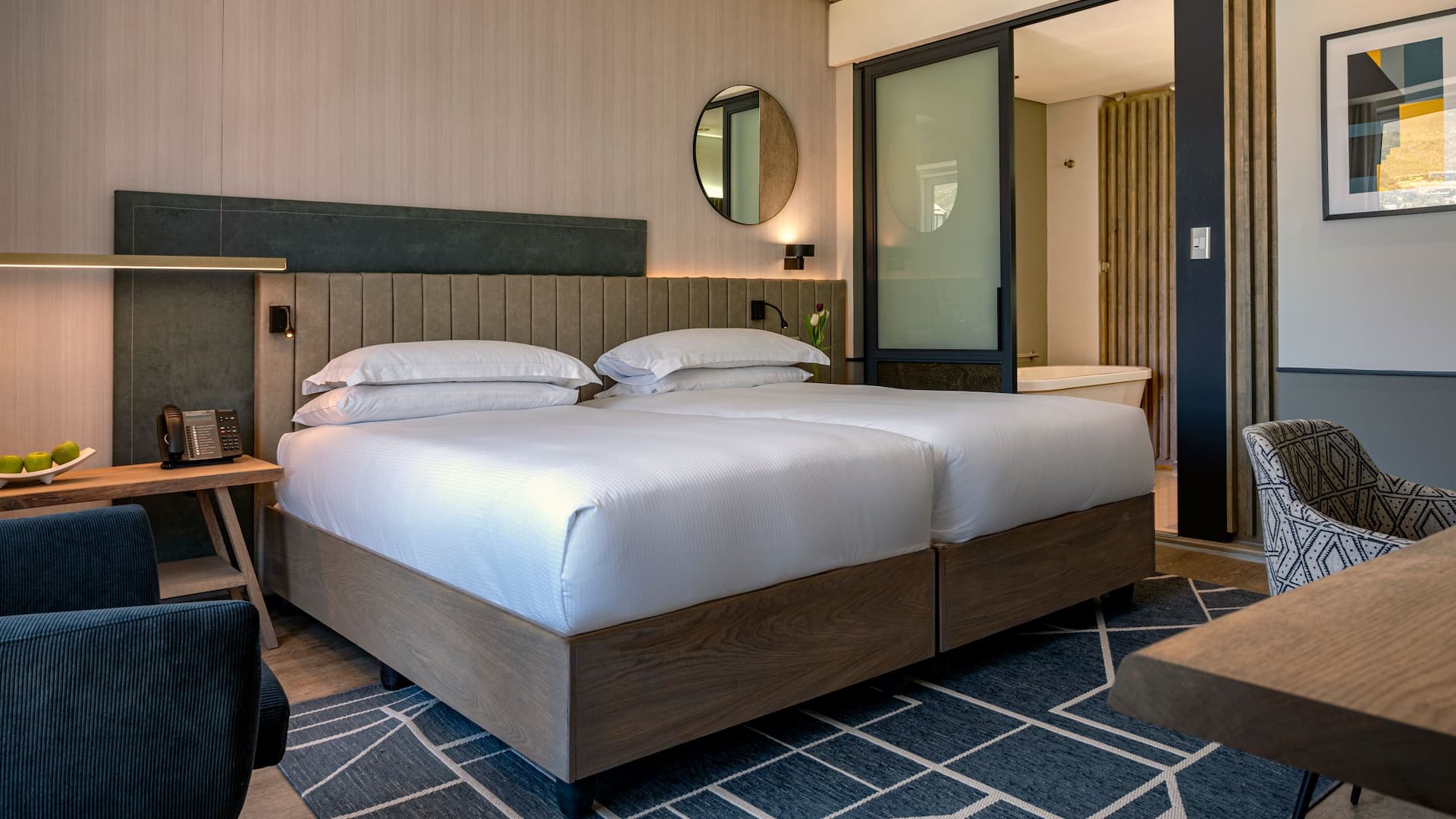 1 de 5 Hyatt Regency Cape Town Twin Bed with Table Mountain View