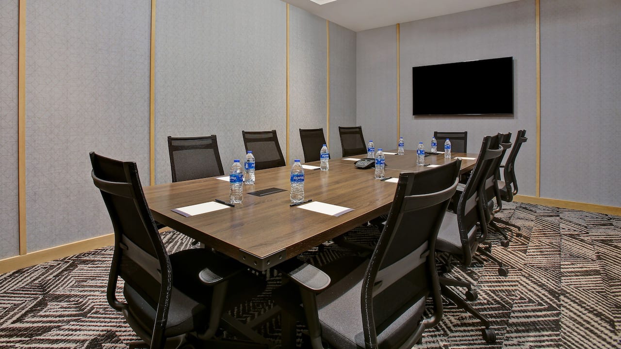 Innovation Board Room Traditional Set