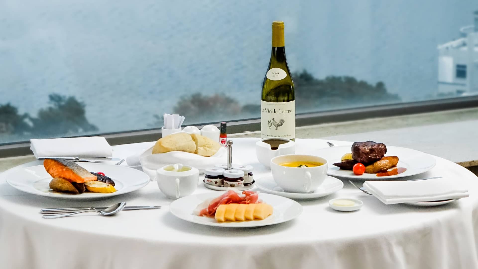 第 1,共 1 Hyatt Regency Hong Kong, Sha Tin Room Service with Harbour View