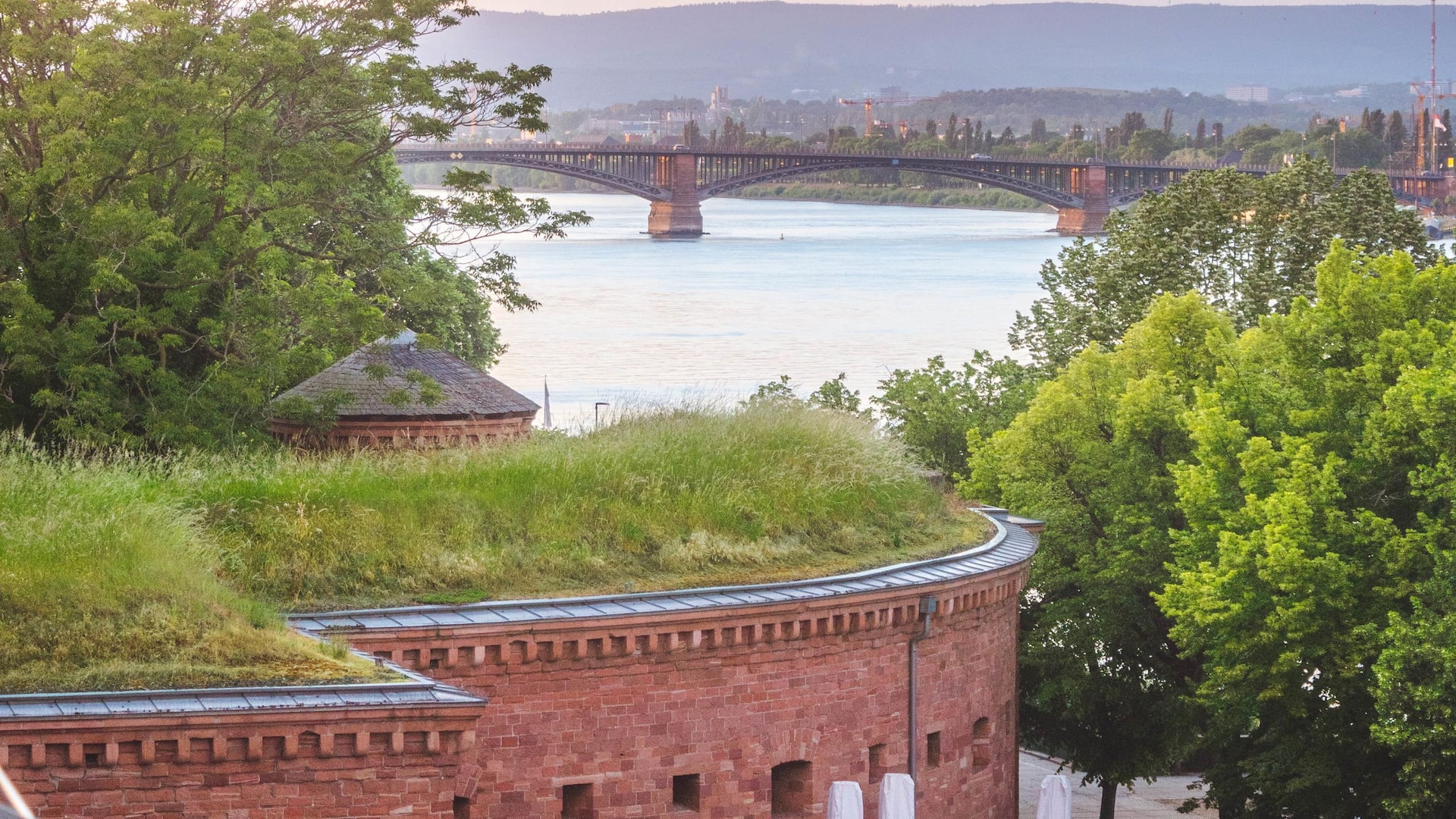 Blick auf die Theodor-Heuss-Brücke und den Rhein vom Hyatt Regency Mainz Hotel aus.
