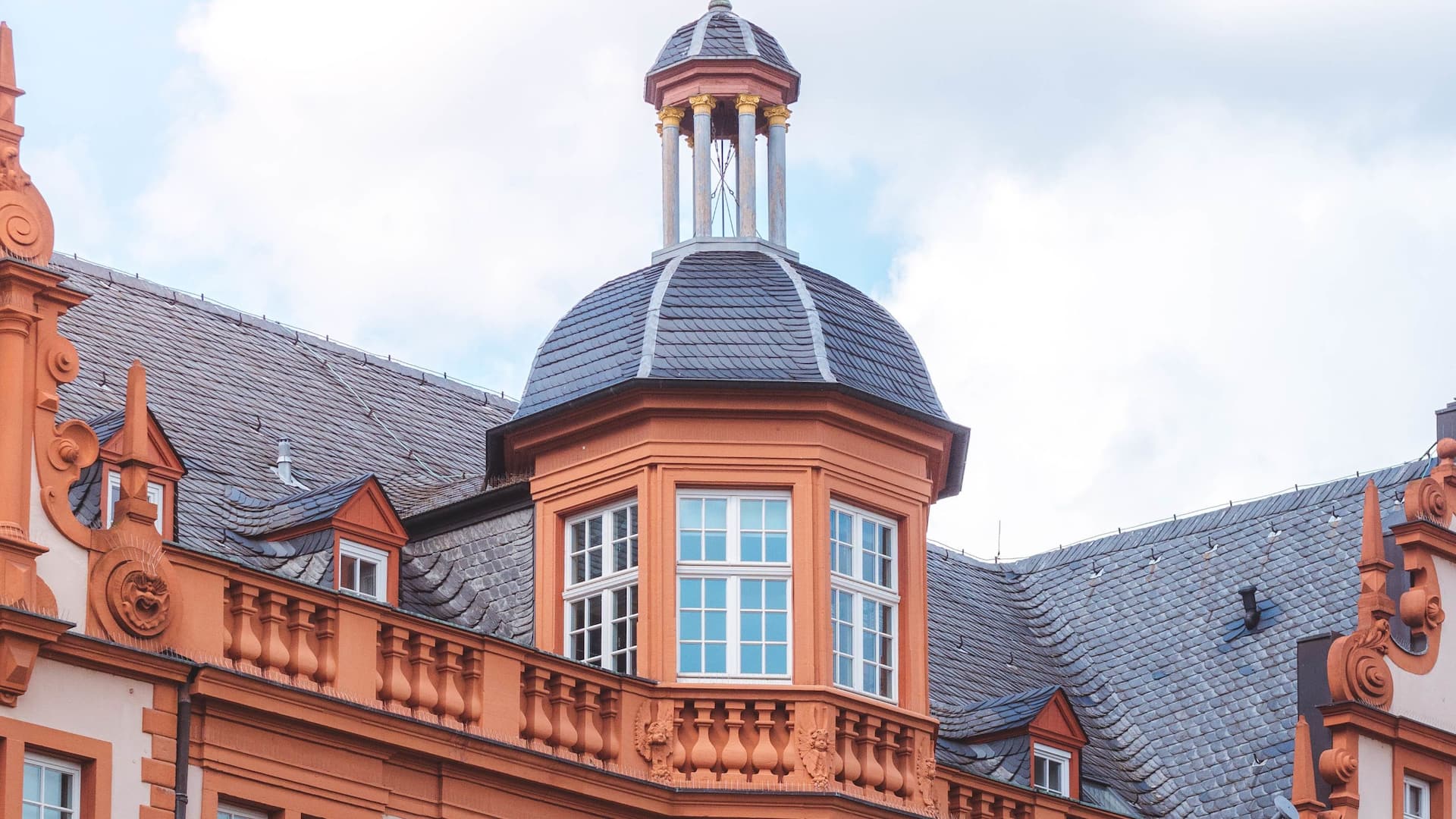 Details on the facade of Kurfuerstliches Schloss near Hyatt Regency Mainz