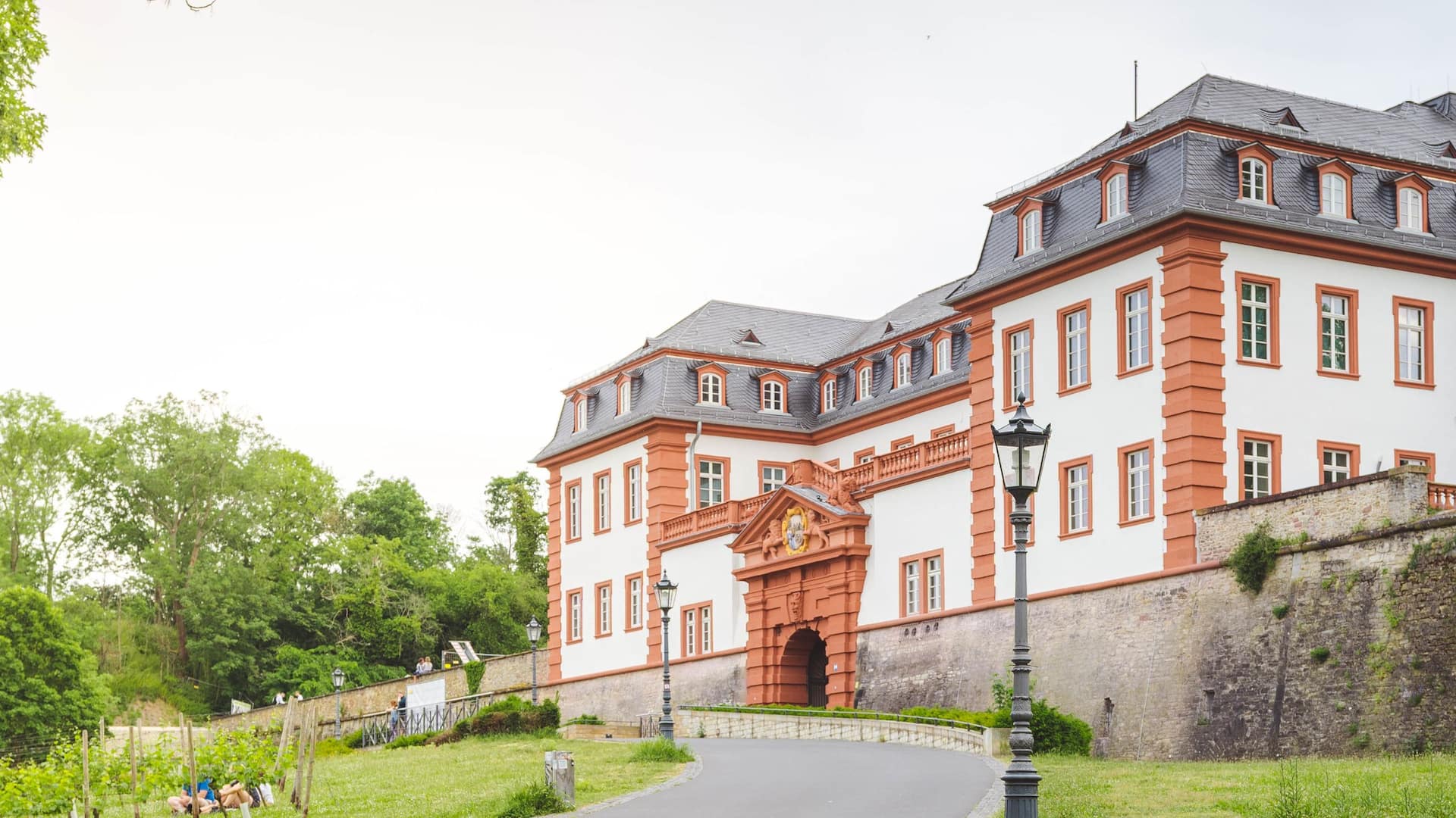 Path through the park to Kurfuerstliches Schloss, near Hyatt Regency Mainz