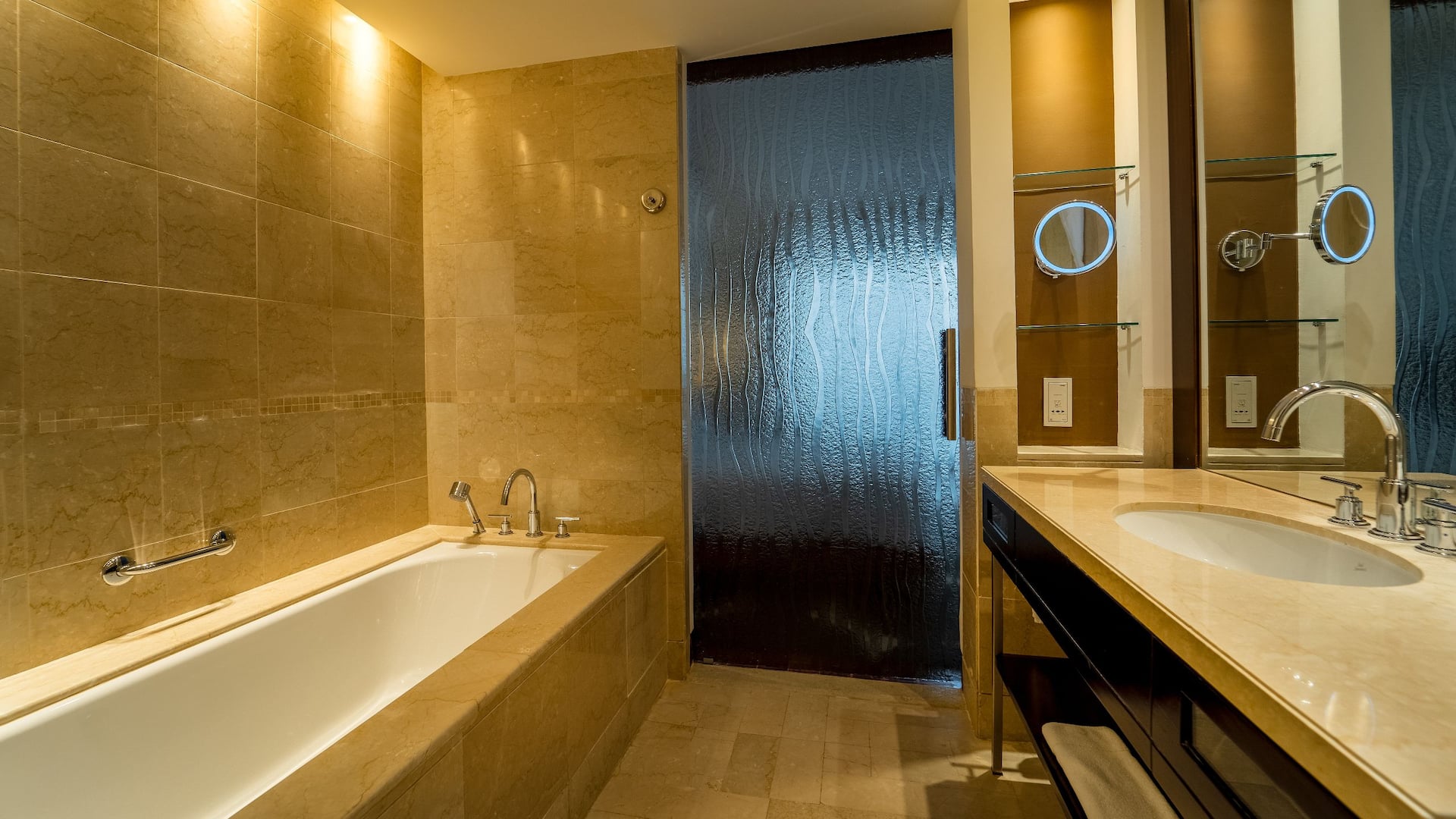 第 3，共 5 Grand Hyatt Doha Hotel & Villas Grand Suite Bathroom