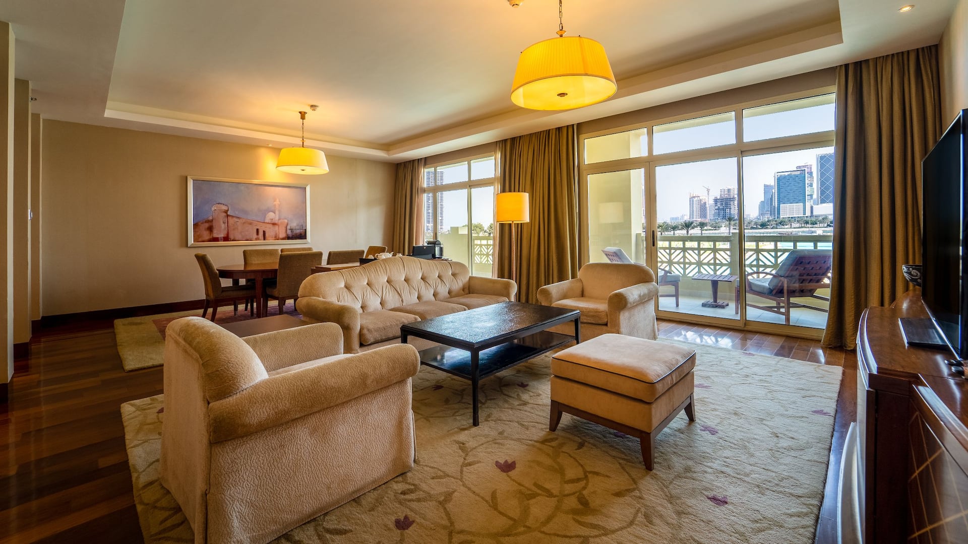 第 2，共 5 Grand Hyatt Doha Hotel & Villas Mirqab Suite Living Room