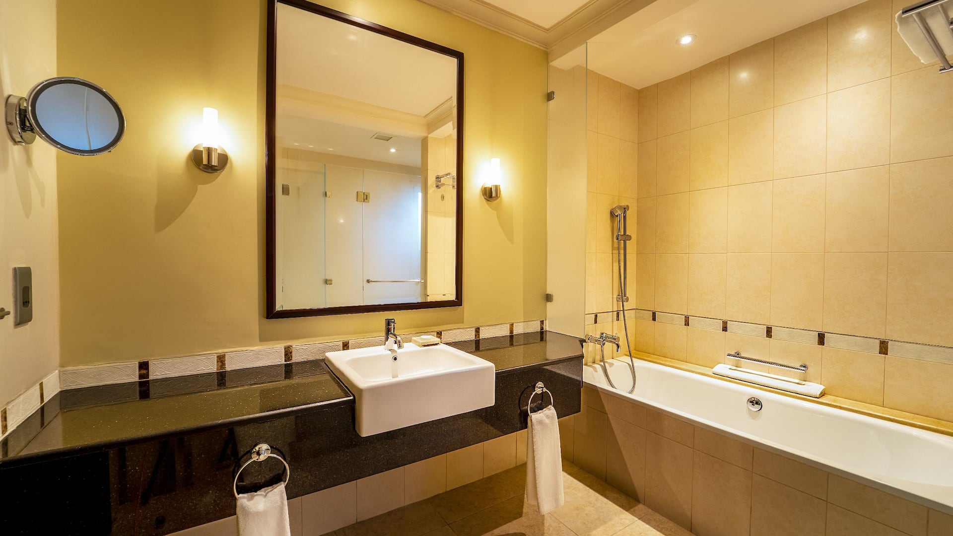 第 2，共 6 Grand Hyatt Doha Hotel & Villas Residences Villa Bathroom