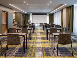 Mid-size meeting room, Pettygrove Room, classroom setup with projector