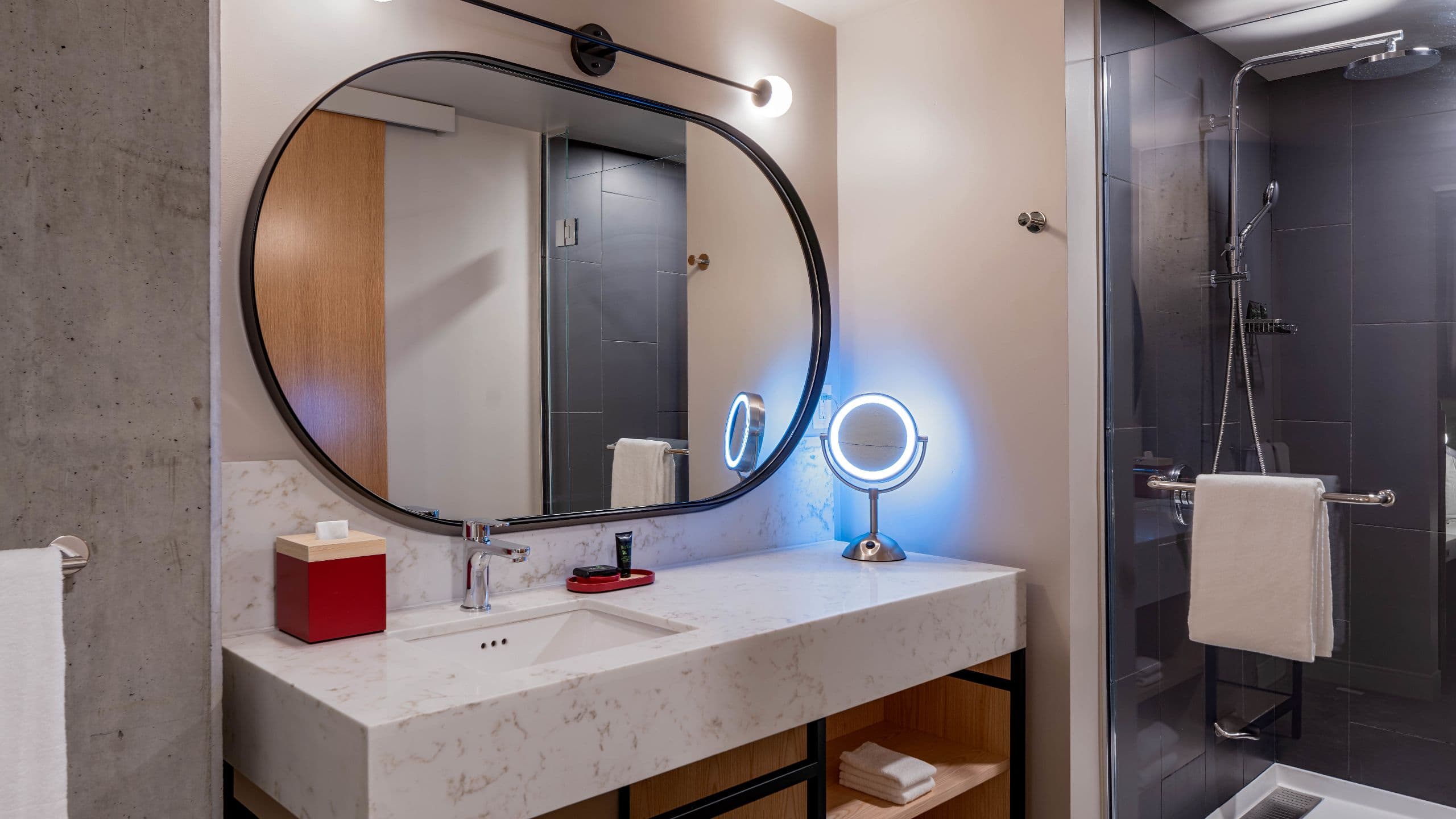 第 4，共 8 Hyatt Centric Downtown Portland Standard Guest Bathroom