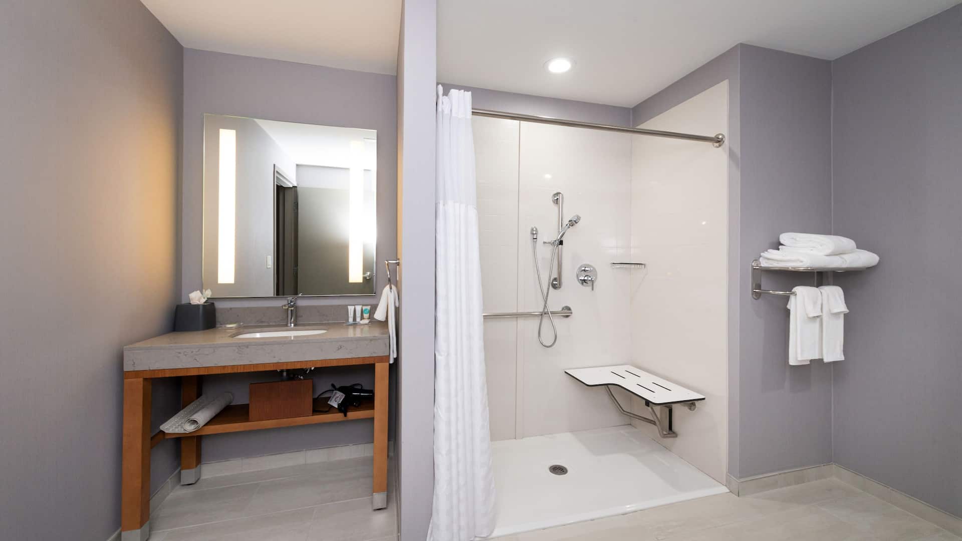 5 de 7 Hyatt Place Dallas / Rockwall ADA Roll In Shower Bathroom