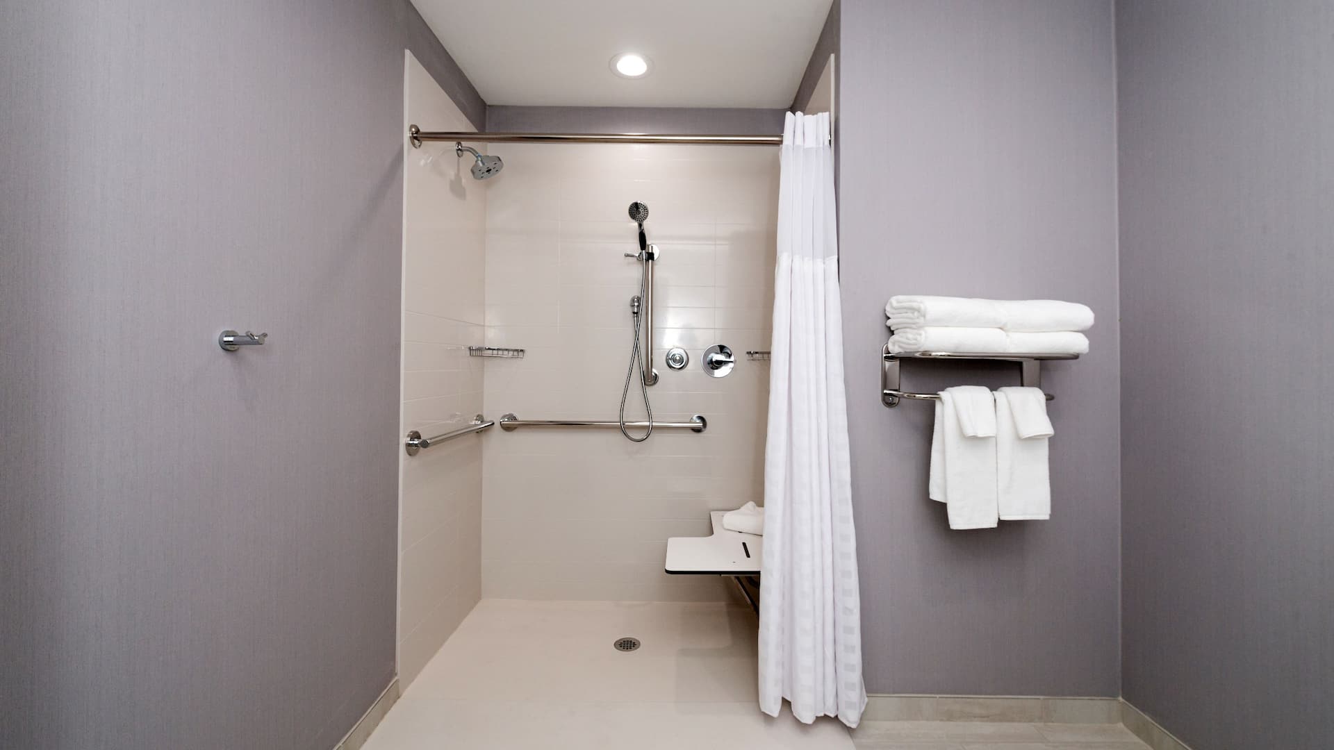 6 de 7 Hyatt Place Dallas / Rockwall ADA Roll In Shower Bathroom