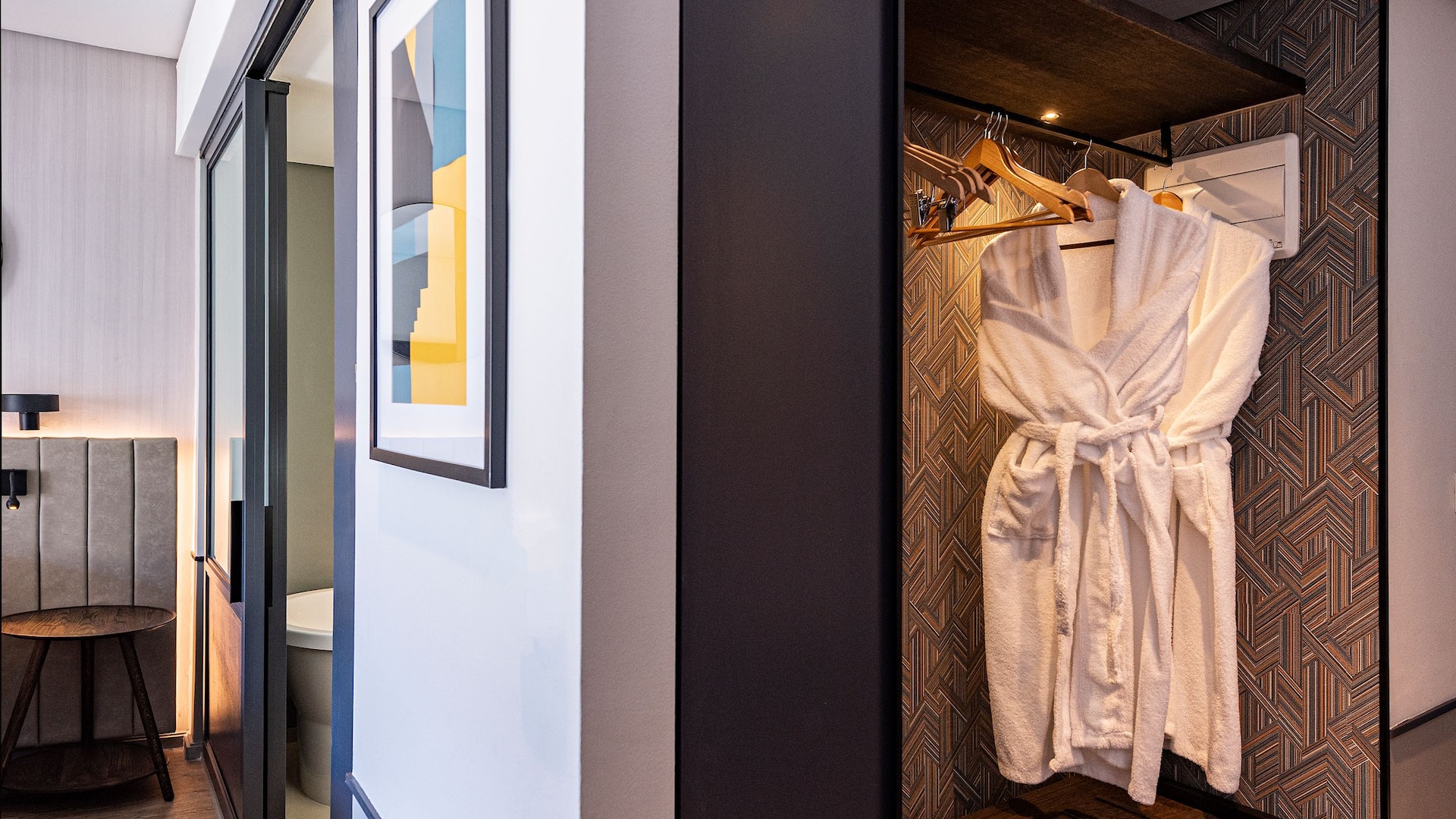 4 de 5 Hyatt Regency Cape Town Guestroom Wardrobe