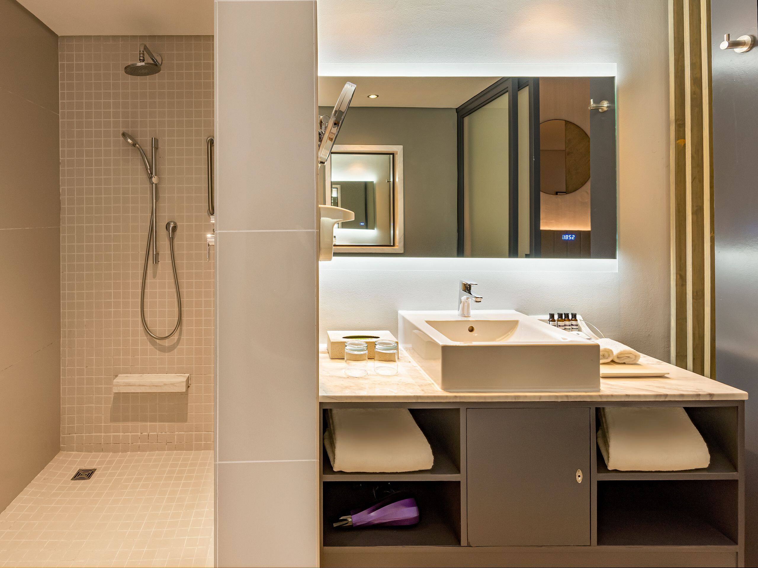 Hyatt Regency Cape Town Twin Bathroom 