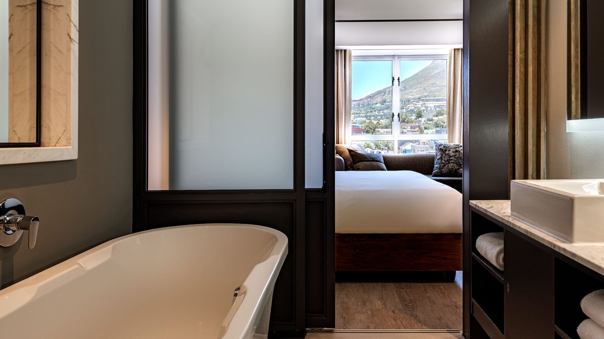 3 de 5 Hyatt Regency Cape Town King Guestroom Bathroom