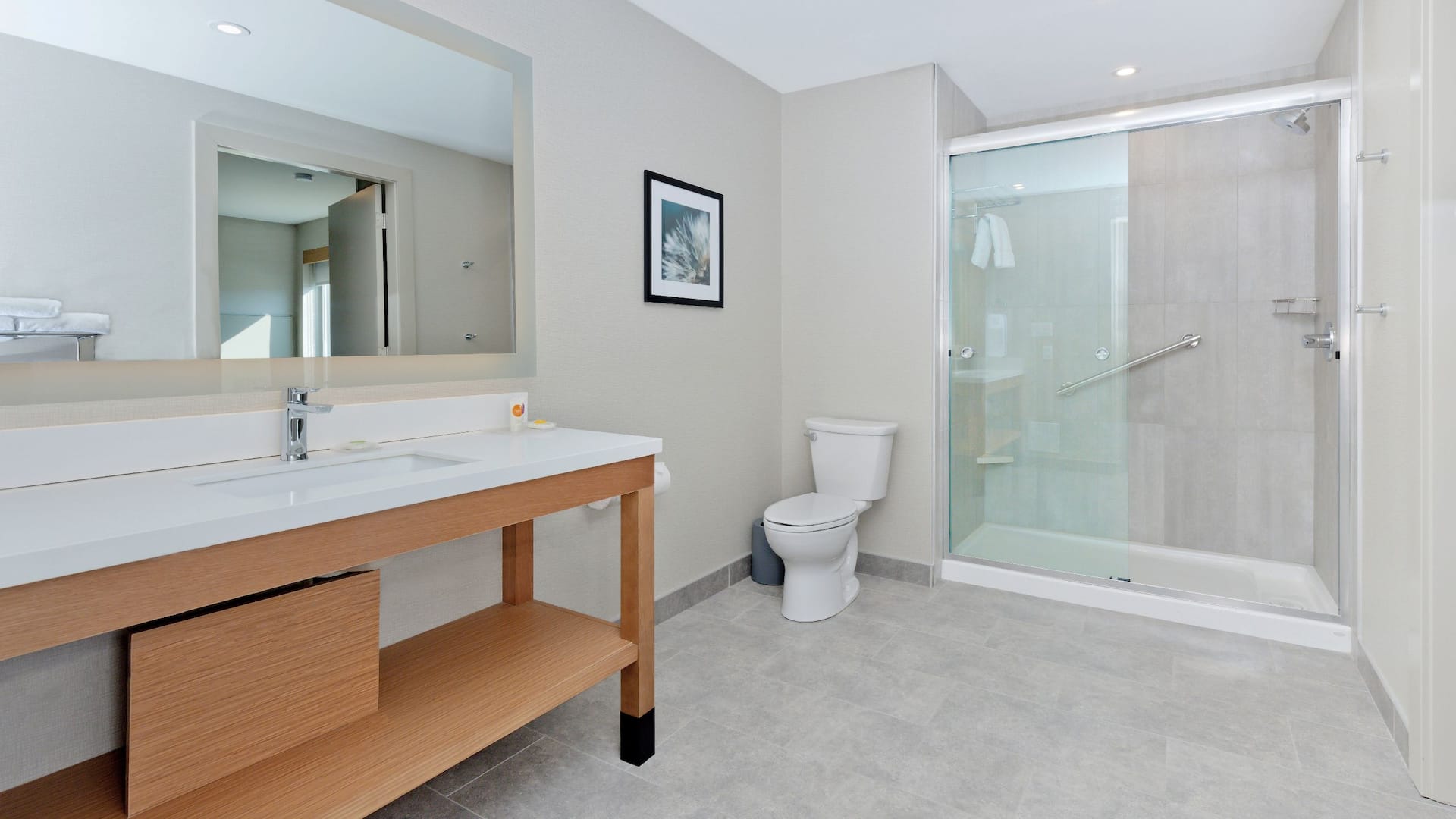 2/2 Hyatt Place Kelowna Bathroom