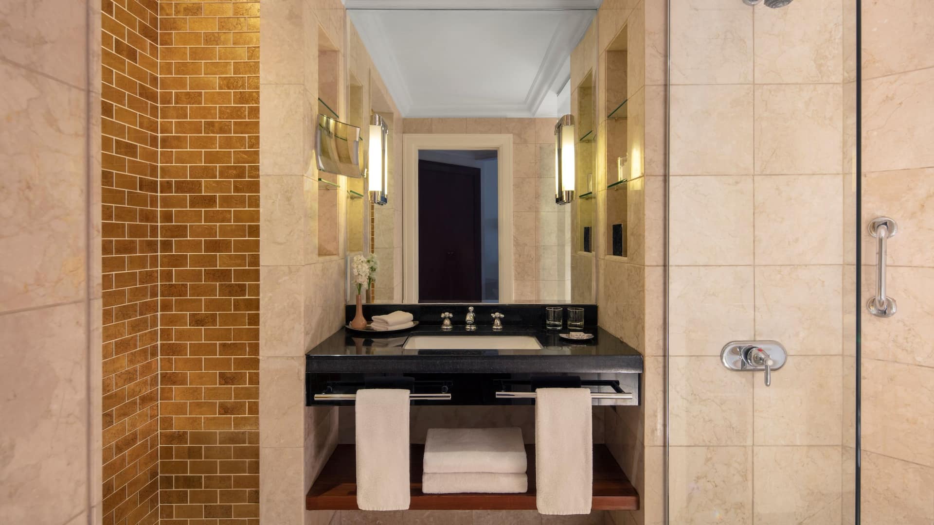 2 de 5 Grand Hyatt Amman Guest Bathroom