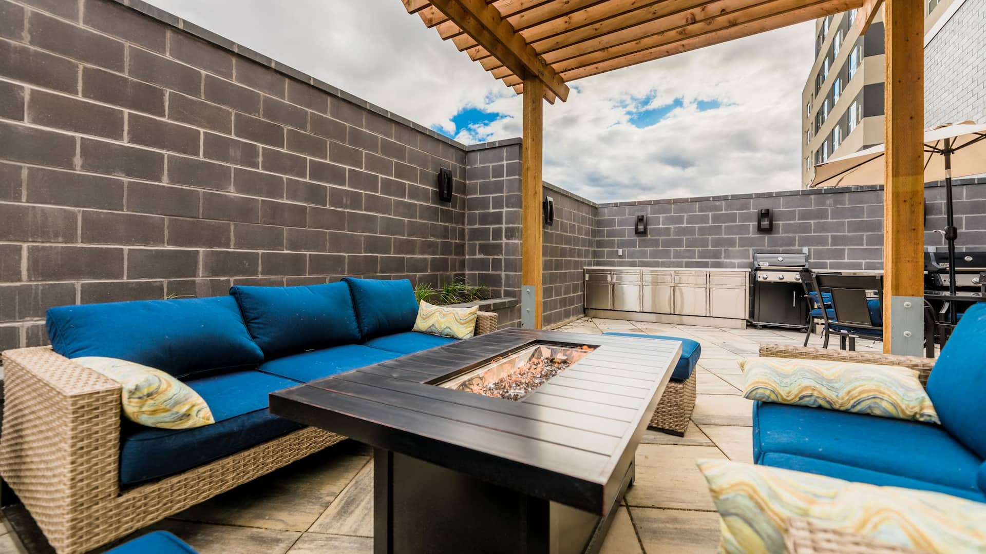 Hyatt House Winnipeg-South/Outlet Collection Patio Fire