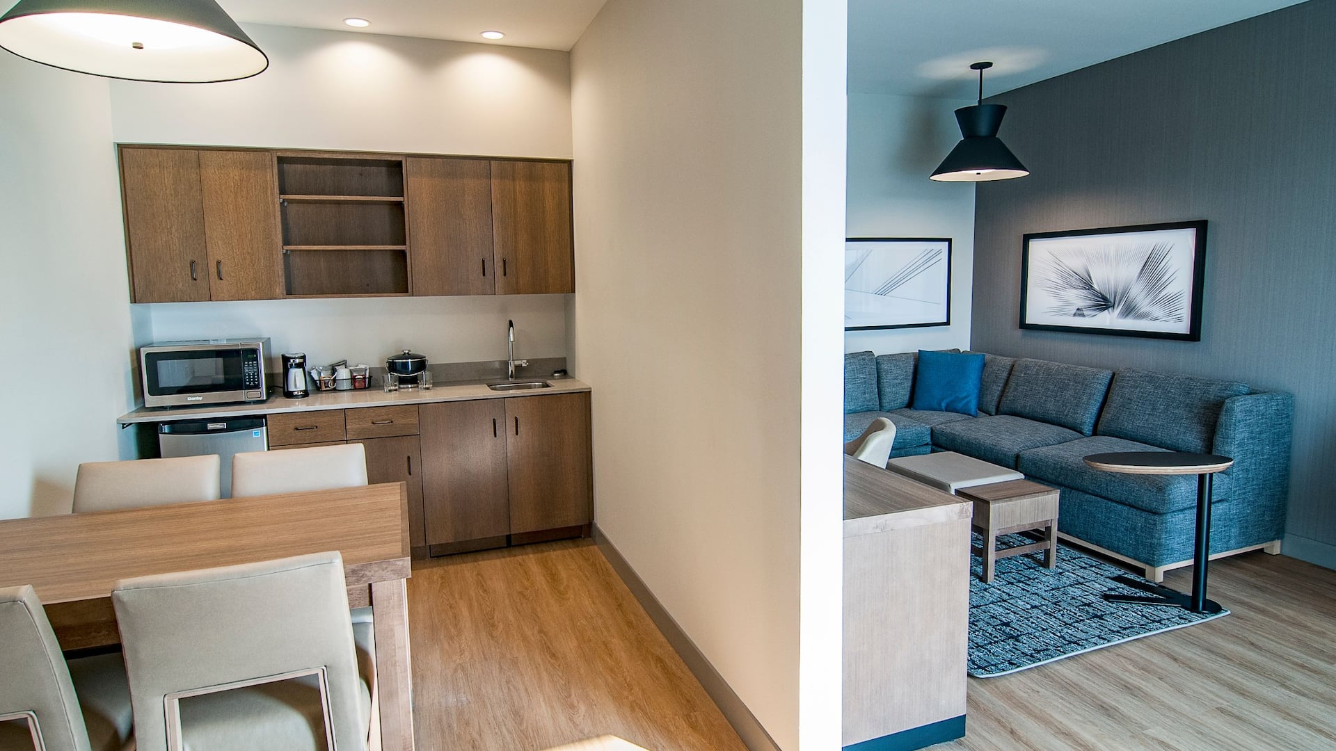 Hyatt Place Sioux Falls – South King Suite Living Area