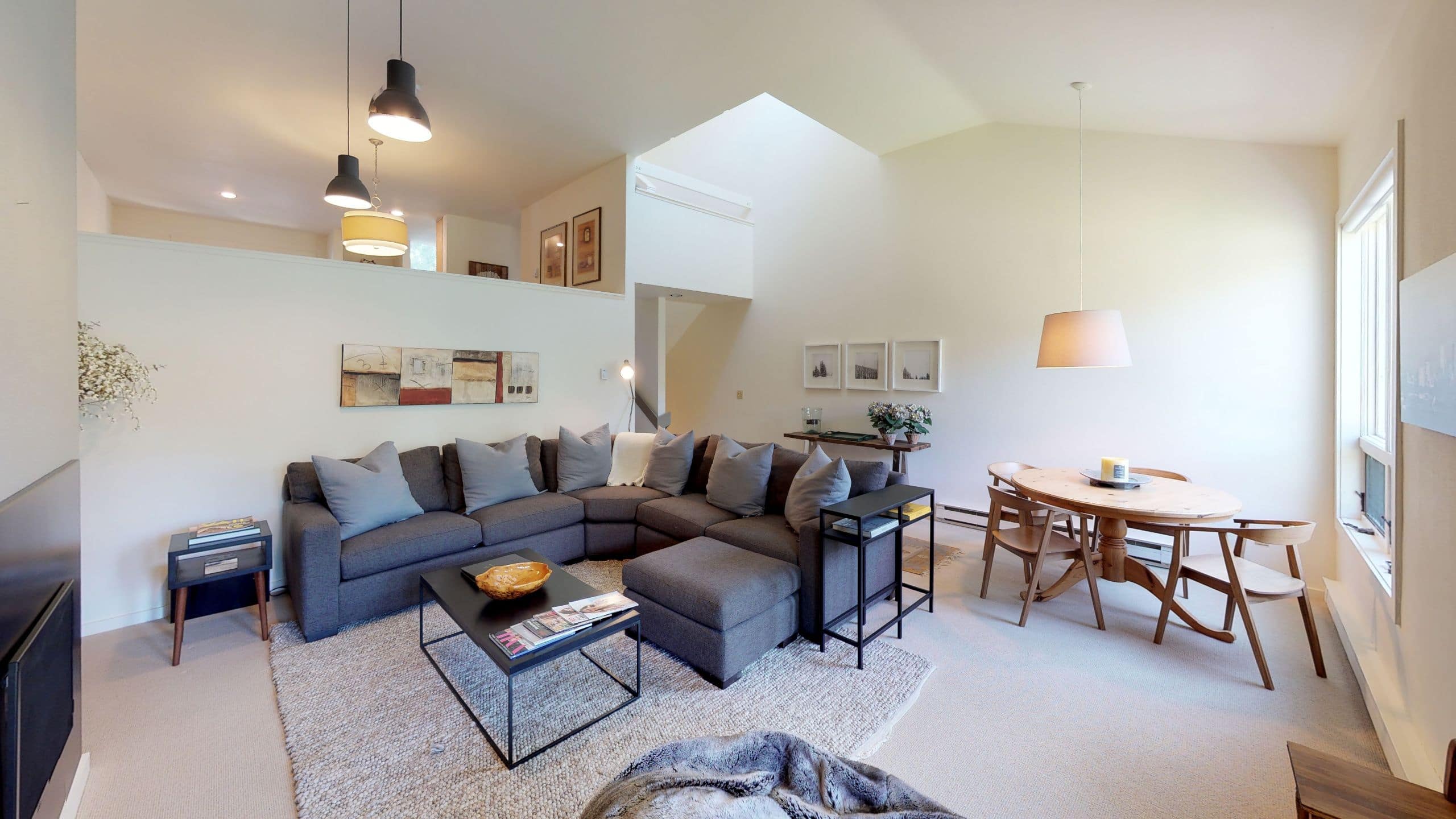 2 de 4 Vail Residences at Cascade Village Coldstream 7 Living Room Three Bedroom Platinum