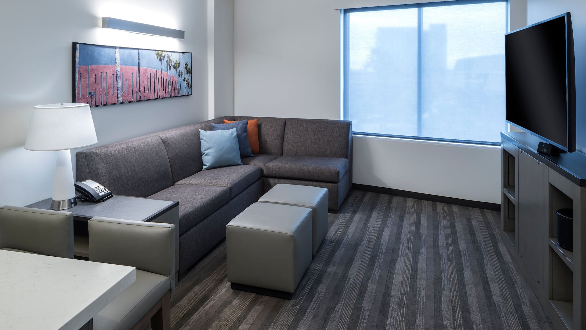 第 2，共 5 Hyatt House Tempe / Phoenix / University Accessible One Bedroom Kitchen Suite Roll In Shower