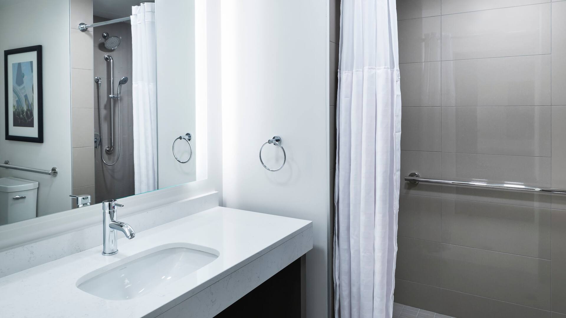 第 5，共 5 Hyatt House Tempe / Phoenix / University Accessible One Bedroom Kitchen Suite Roll In Shower