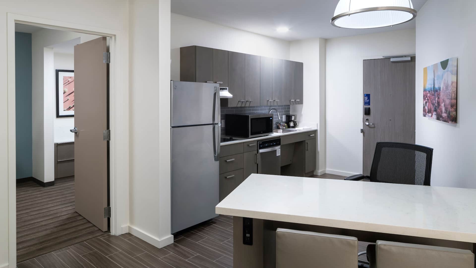 第 3，共 5 Hyatt House Tempe / Phoenix / University Accessible One Bedroom Kitchen Suite Roll In Shower